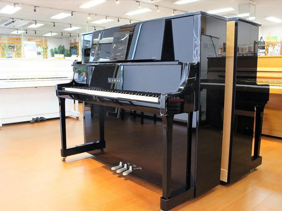 Toàn cảnh đàn piano KAWAI K700 mở nắp, màu đen bóng polished ebony, cao lớn, bề thế tại showroom Tân Nhạc Cụ, đằng sau là một cây đàn khác