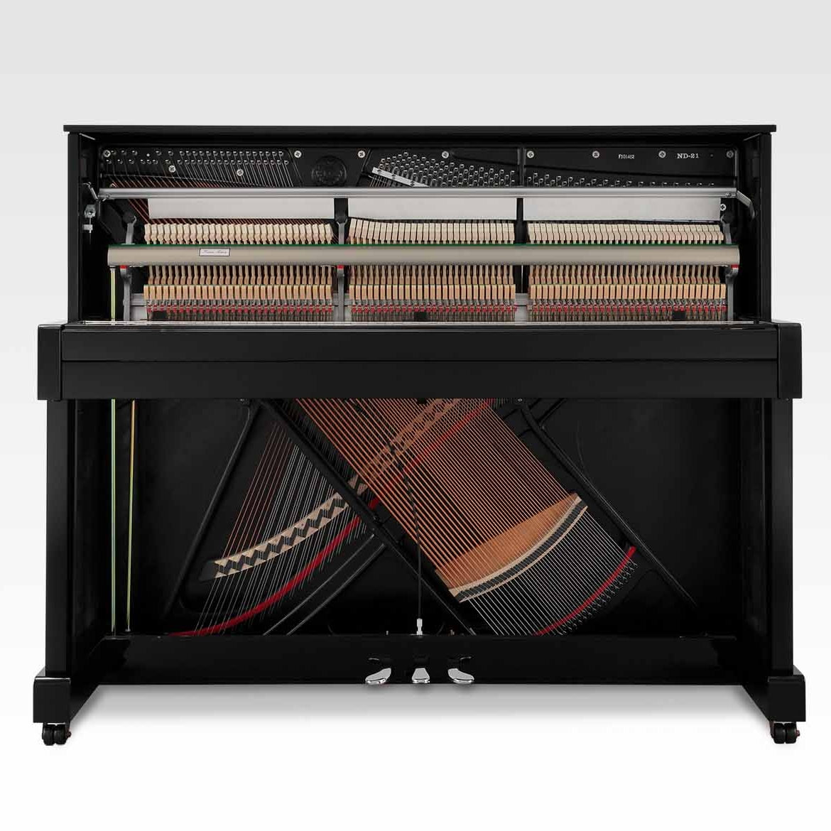 Toàn cảnh  bộ máy bên trong đàn piano Kawai ND21, đàn mới nguyên hộp, bộ máy sáng bóng, các sợi dây và búa đều thẳng tắp