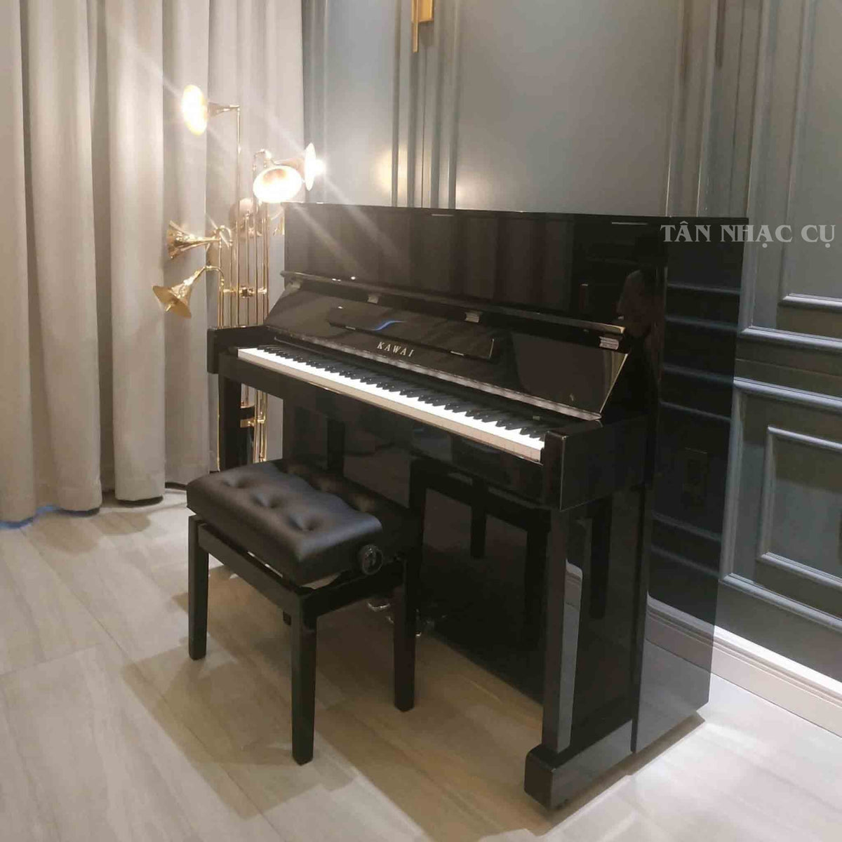 Toàn cảnh đàn piano Kawai ND21 tại nhà khách hàng tiếp theo của Tân Nhạc Cụ, màu đen bóng polished ebony sang trọng, nghiêng góc bên phải