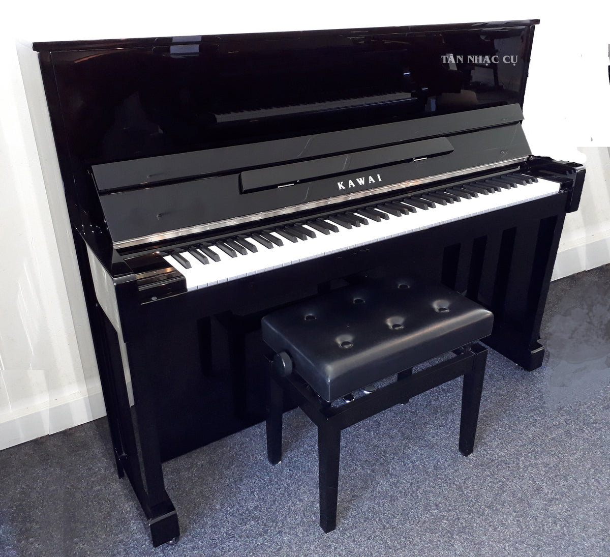Toàn cảnh đàn piano Kawai ND21 tại nhà khách hàng tiếp theo của Tân Nhạc Cụ, màu đen bóng polished ebony sang trọng, nghiêng góc bên trái