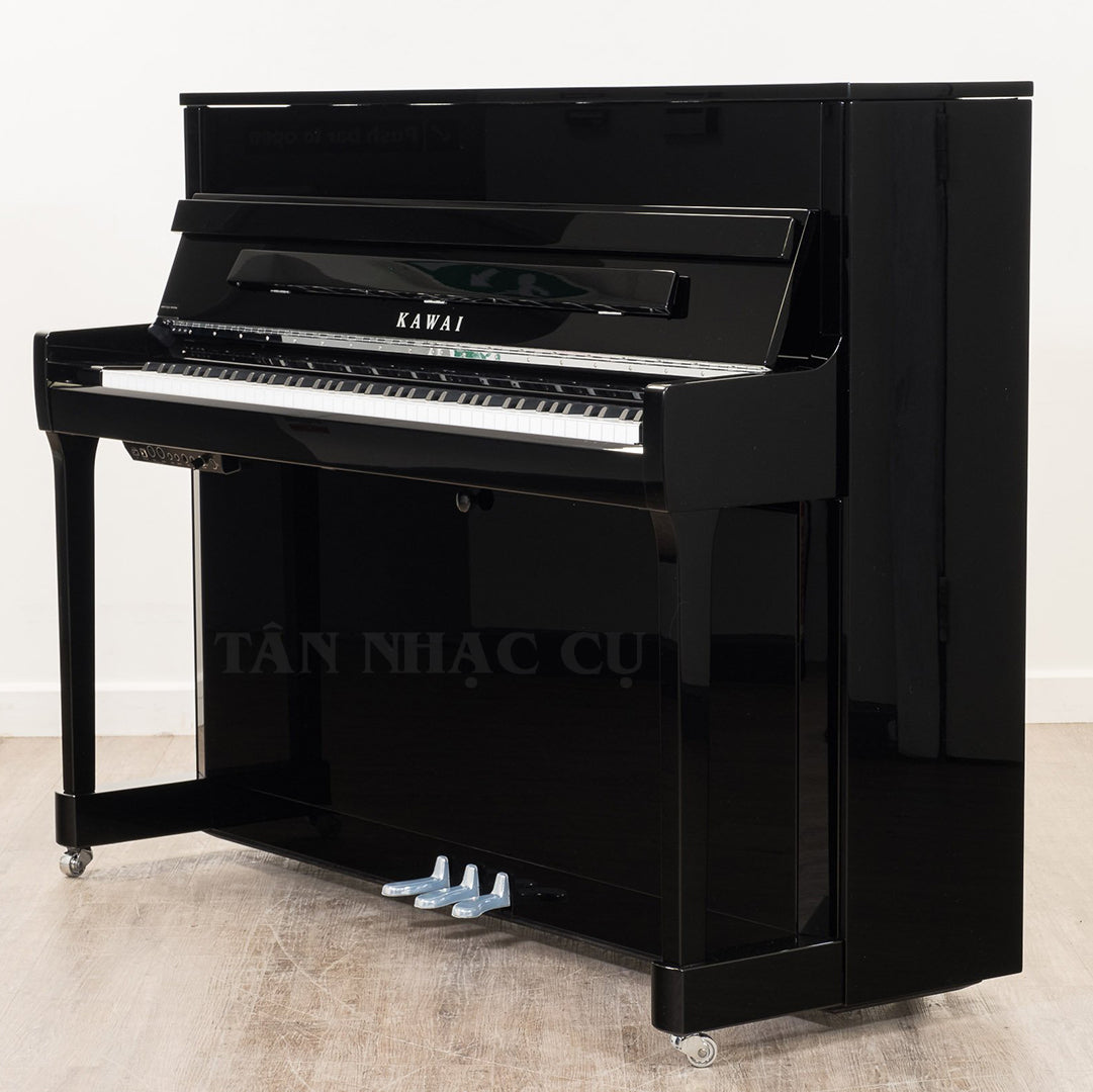 Toàn cảnh đàn piano Kawai ND21 tại showroom Tân Nhạc Cụ, màu đen bóng polished ebony sang trọng, nghiêng góc bên phải đàn