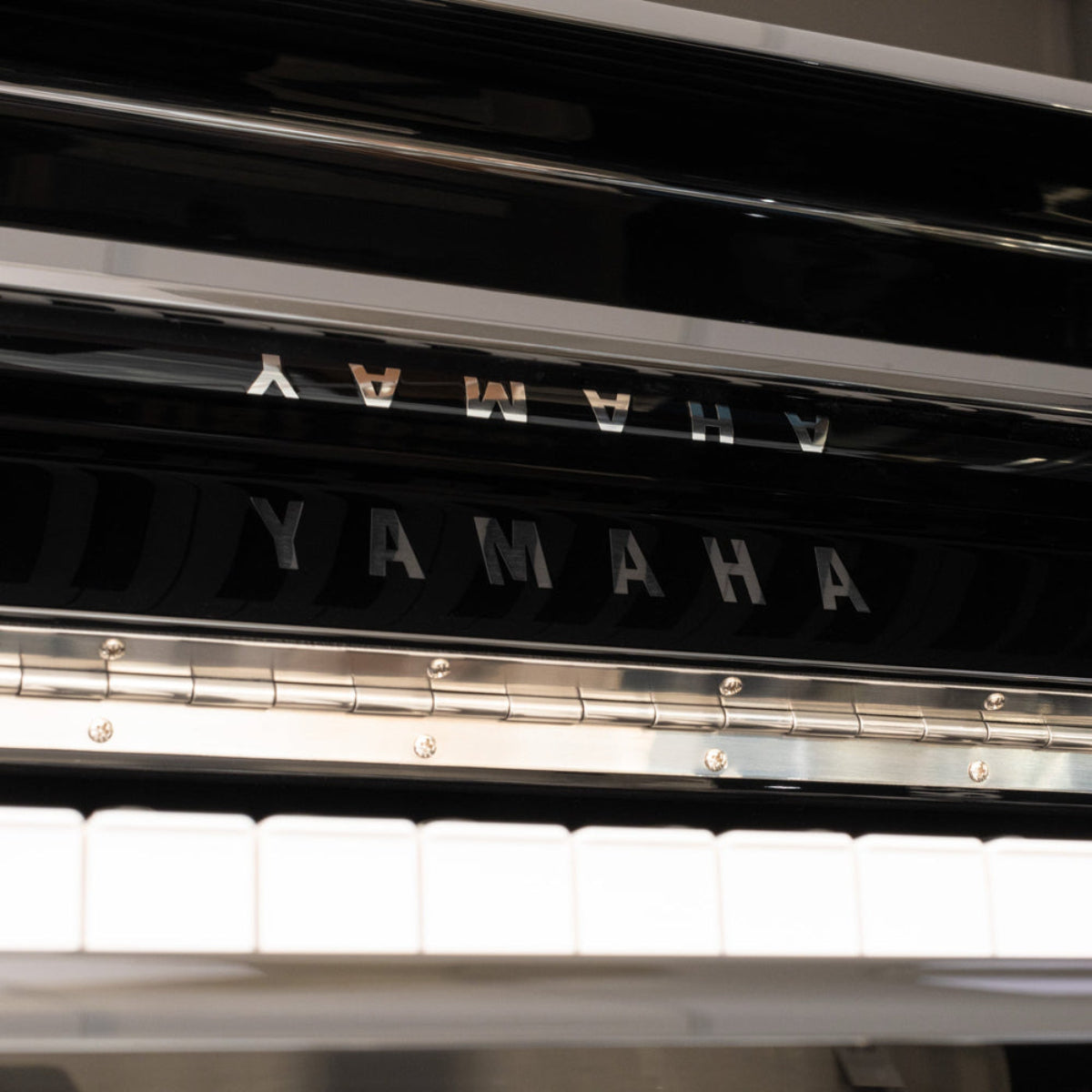 Đàn Piano Cơ Upright Yamaha P121, Polished Ebony