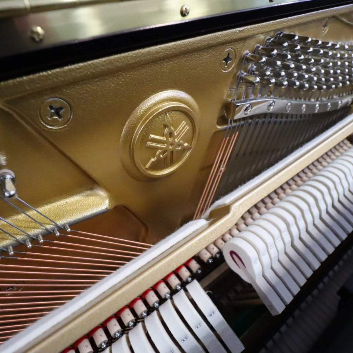 Đàn Piano Cơ Upright Yamaha P121, Polished Ebony