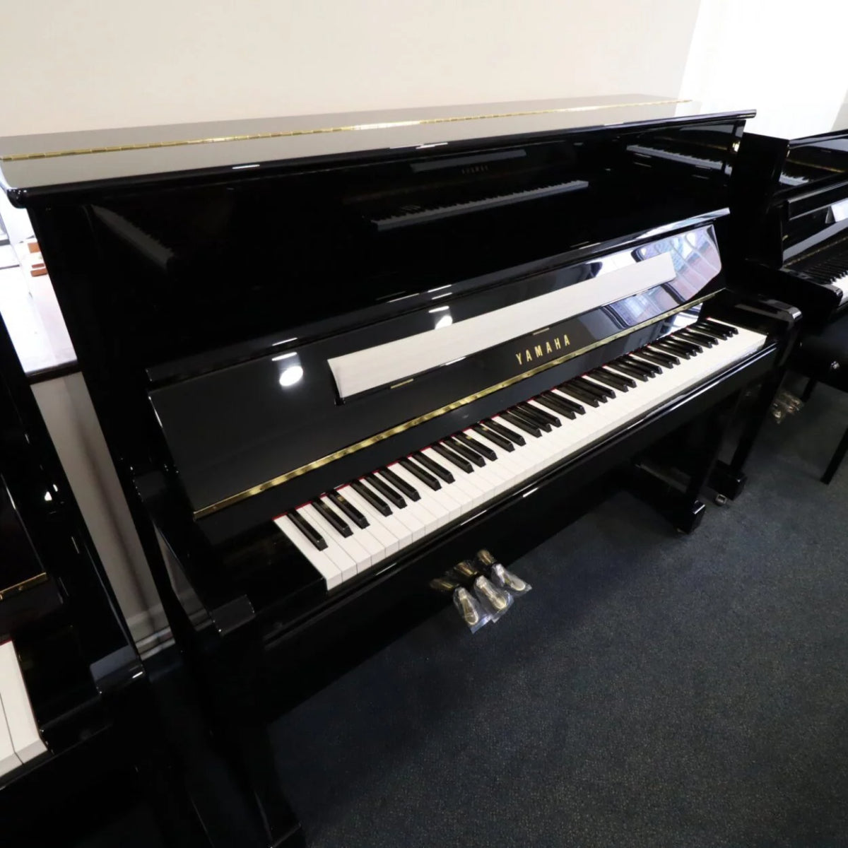 Đàn Piano Cơ Upright Yamaha P121, Polished Ebony