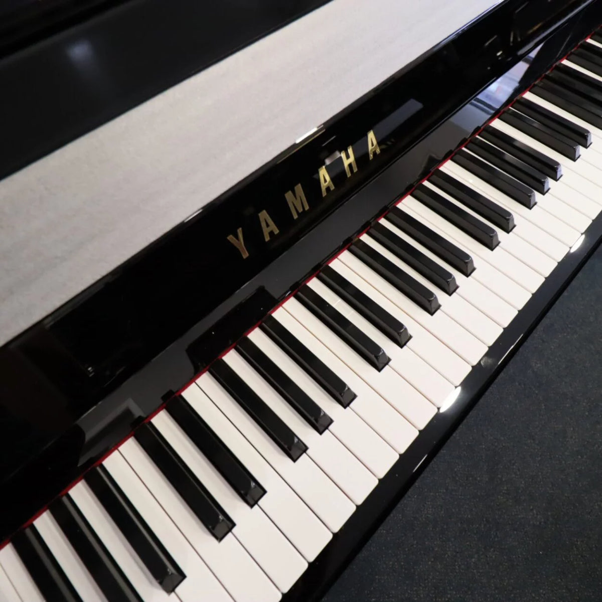 Đàn Piano Cơ Upright Yamaha P121, Polished Ebony