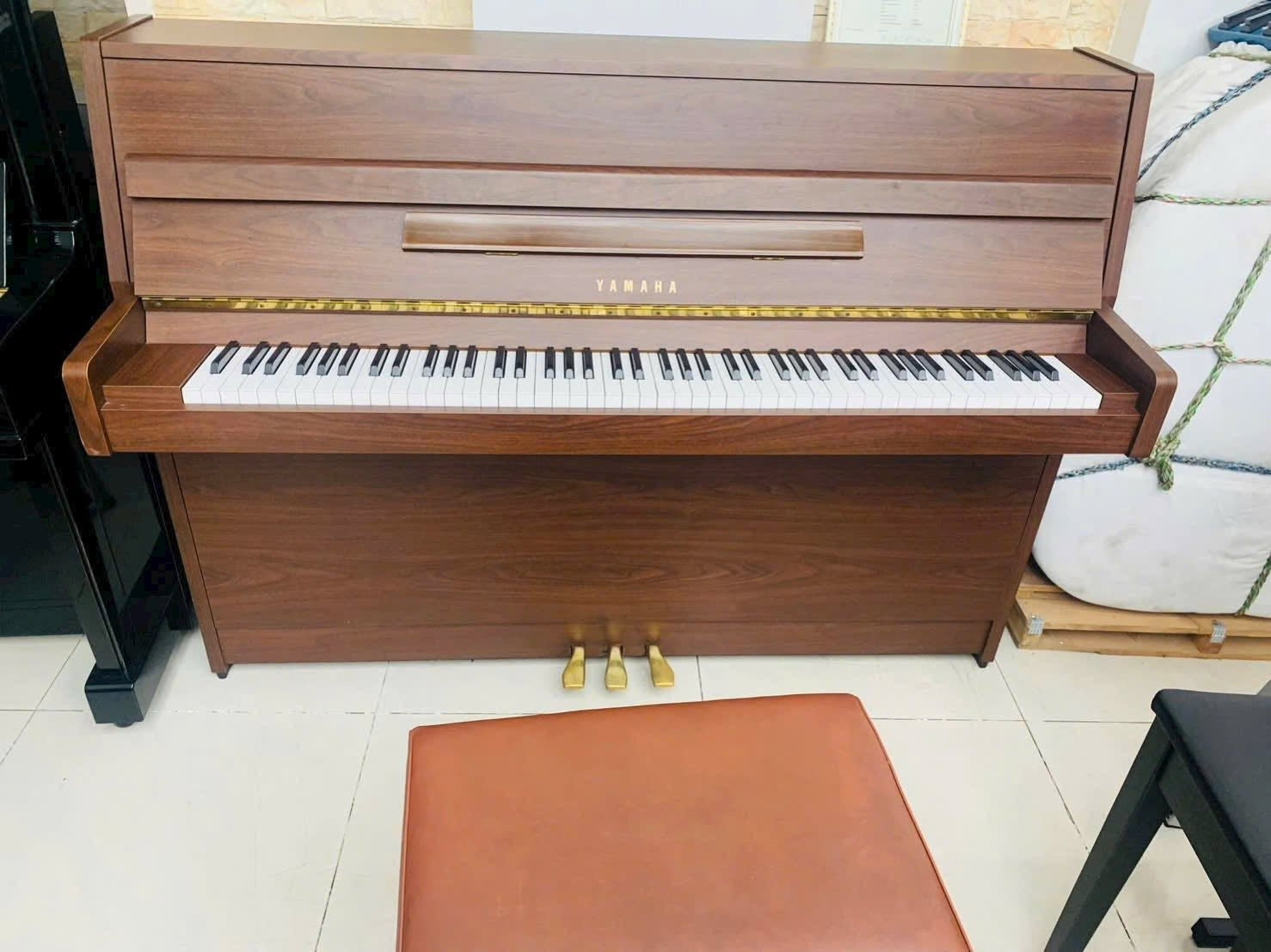 Đàn Piano Cơ Yamaha MC101 Mahogany