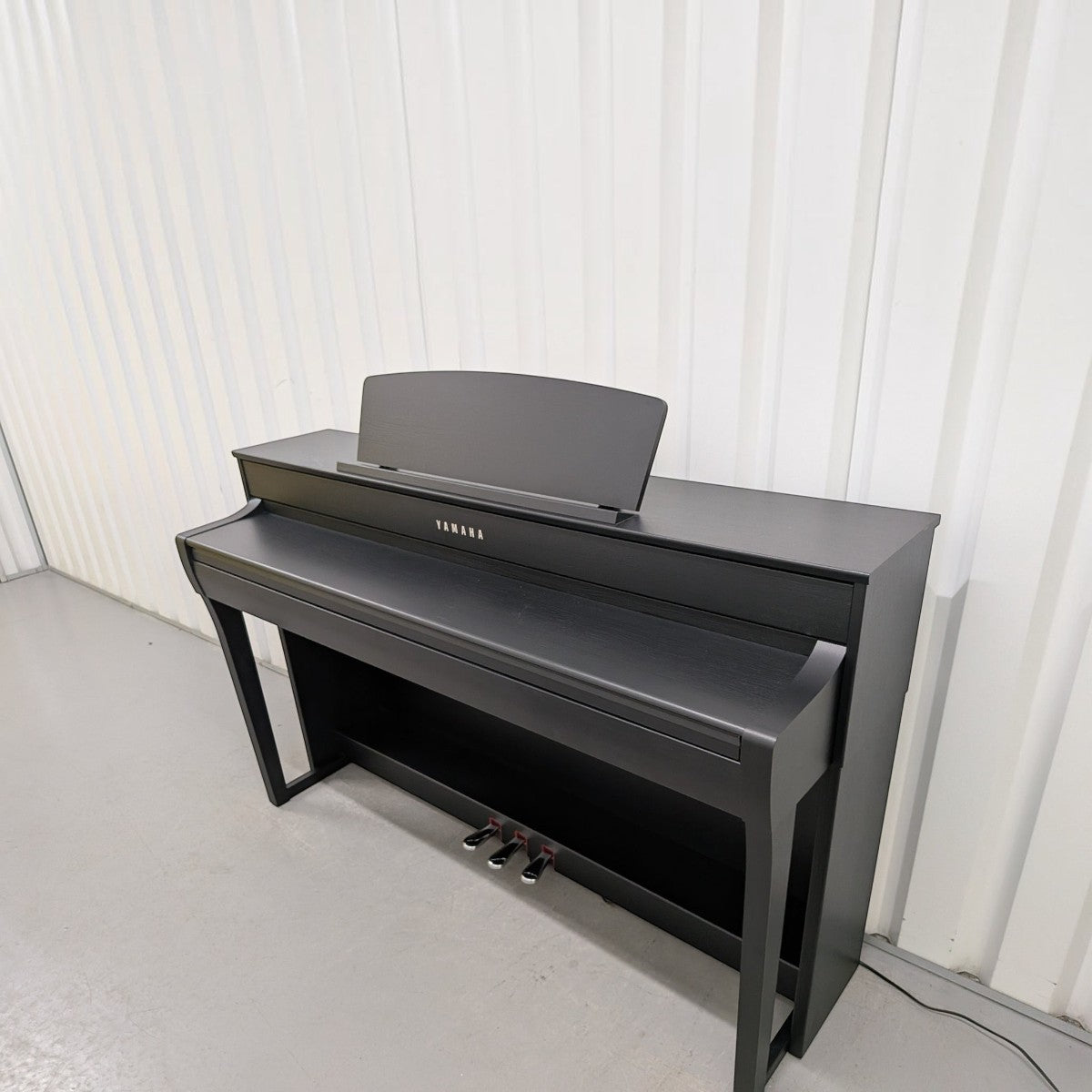 Đàn piano điện Yamaha CLP-745 màu đen sang trọng tại Tân Nhạc Cụ, thiết kế hiện đại với bàn phím gỗ GrandTouch-S.