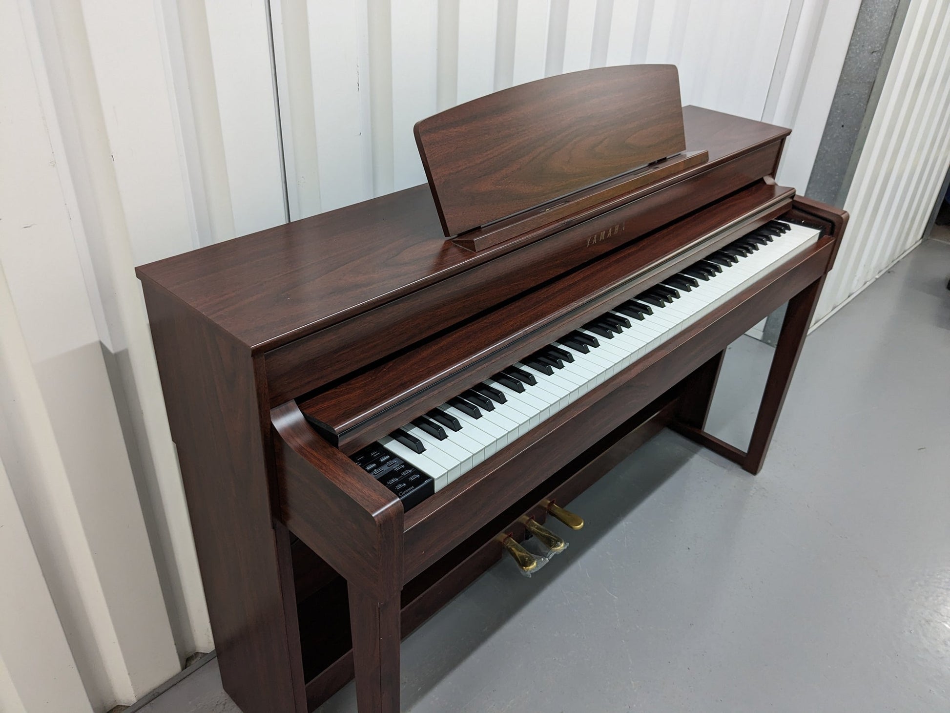 Yamaha CLP 545 Mahogany