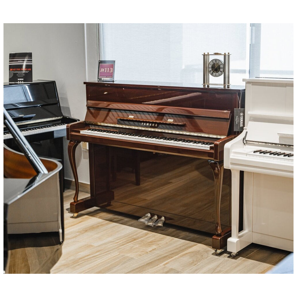 Toàn cảnh đàn piano Yamaha JX113CP màu gỗ gụ bóng, chân cong, sang trọng tại showroom Tân Nhạc Cụ