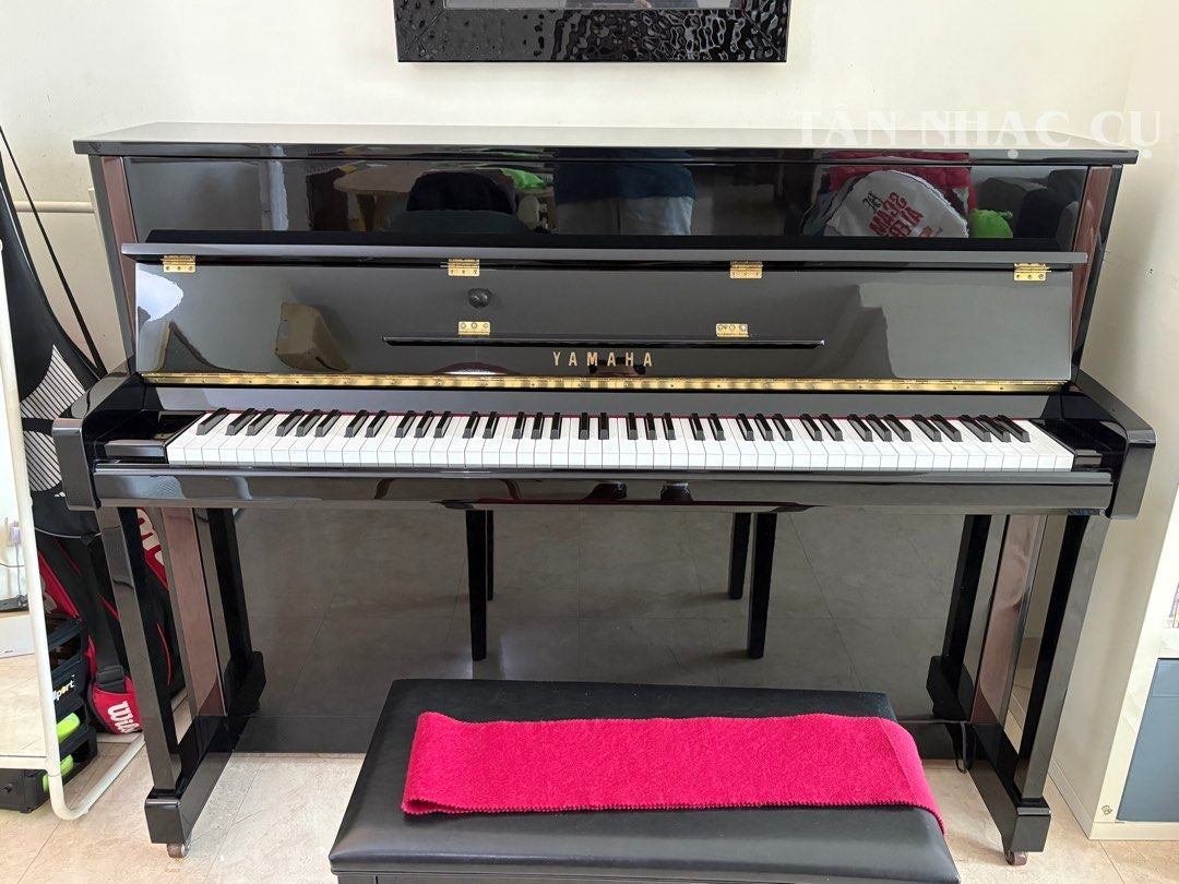 Toàn cảnh Đàn piano YAMAHA JX113T màu đen bóng polished ebony tại nhà khách hàng của Tân Nhạc Cụ