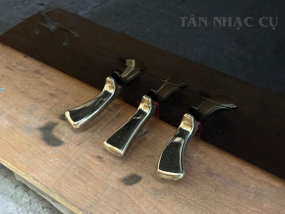 Chụp cận cảnh pedal của Đàn piano YAMAHA JX113T màu đen bóng polished ebony