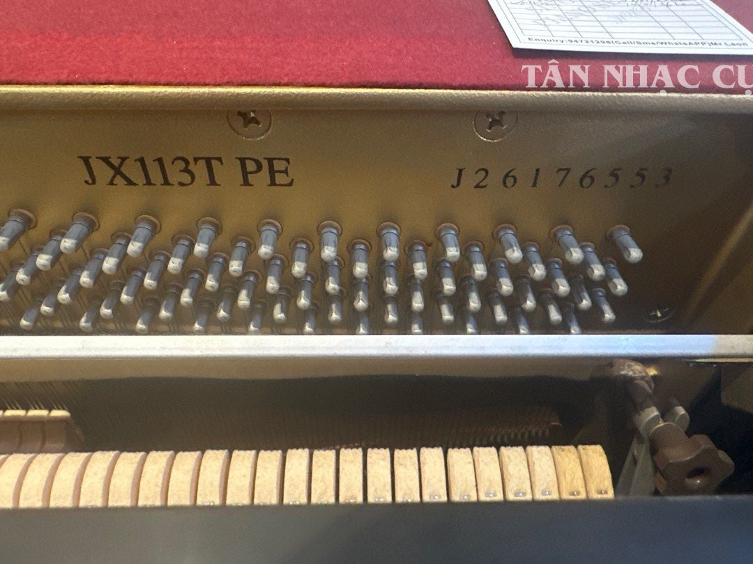 Bên trong bộ máy, dòng chữ ghi rõ mã đàn Yamaha JX113T PE và dòng số series đàn 