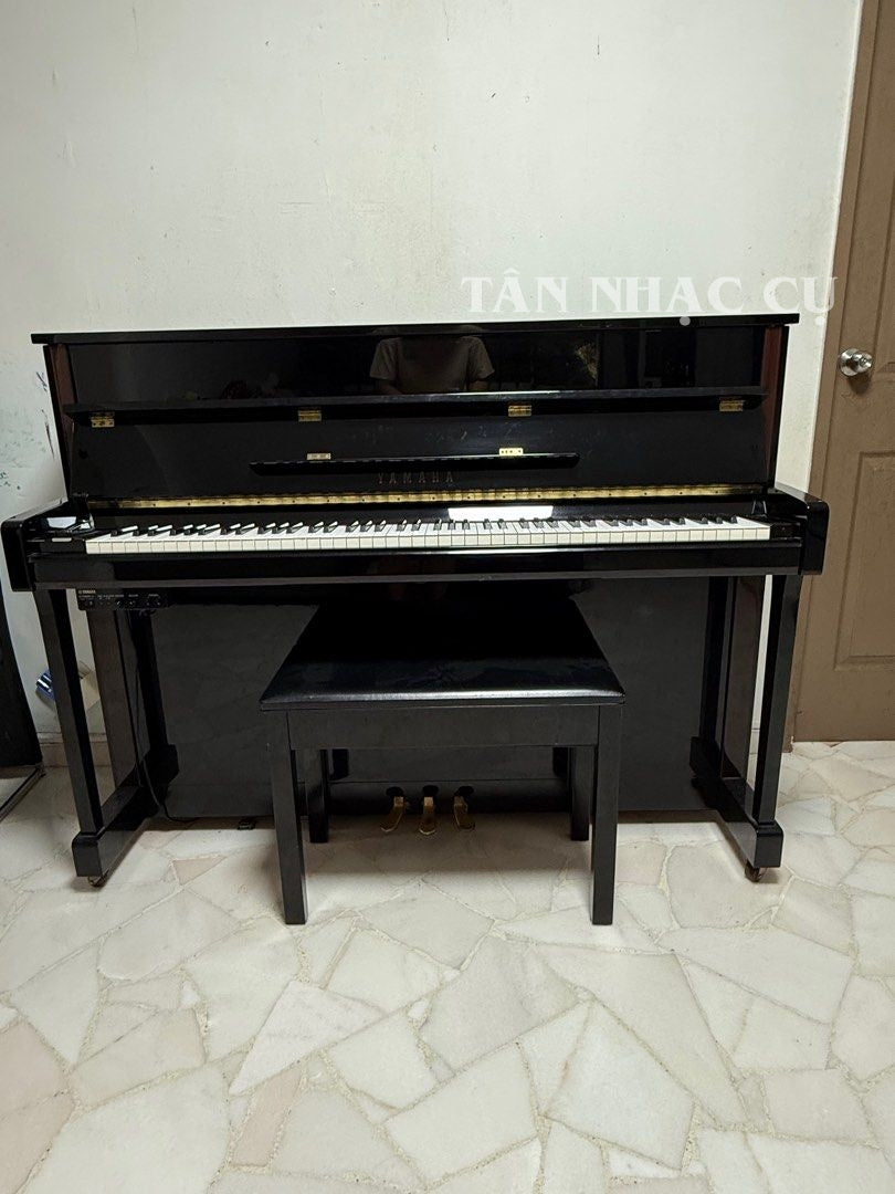 Toàn cảnh Đàn piano YAMAHA JX113T màu đen bóng polished ebony tại nhà khách hàng của Tân Nhạc Cụ