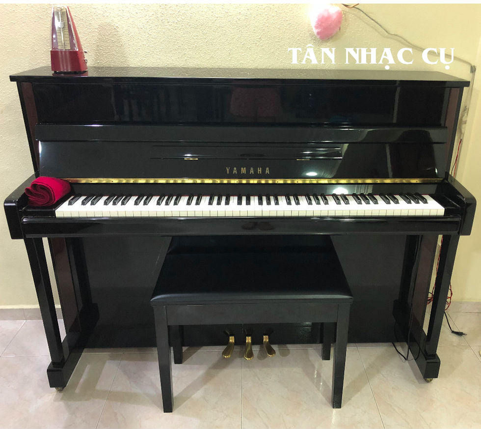 Toàn cảnh Đàn piano YAMAHA JX113T màu đen bóng polished ebony + ghế tại nhà khách hàng của Tân Nhạc Cụ
