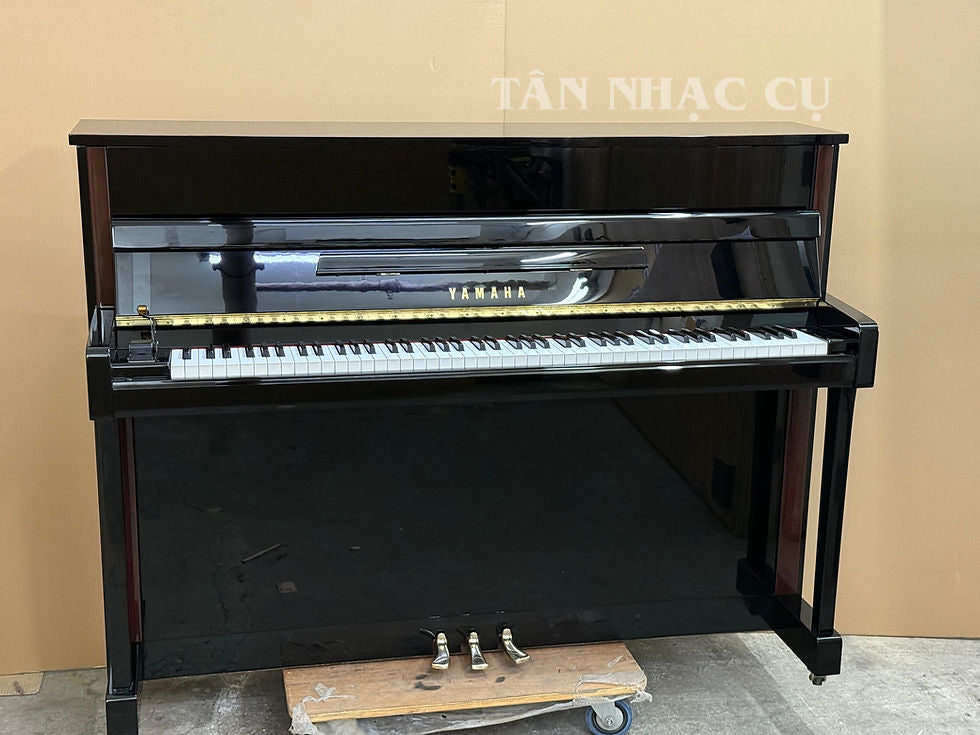 Hình chụp toàn cảnh Đàn piano YAMAHA JX113T màu đen bóng polished ebony tại kho hàng của Tân Nhạc Cụ