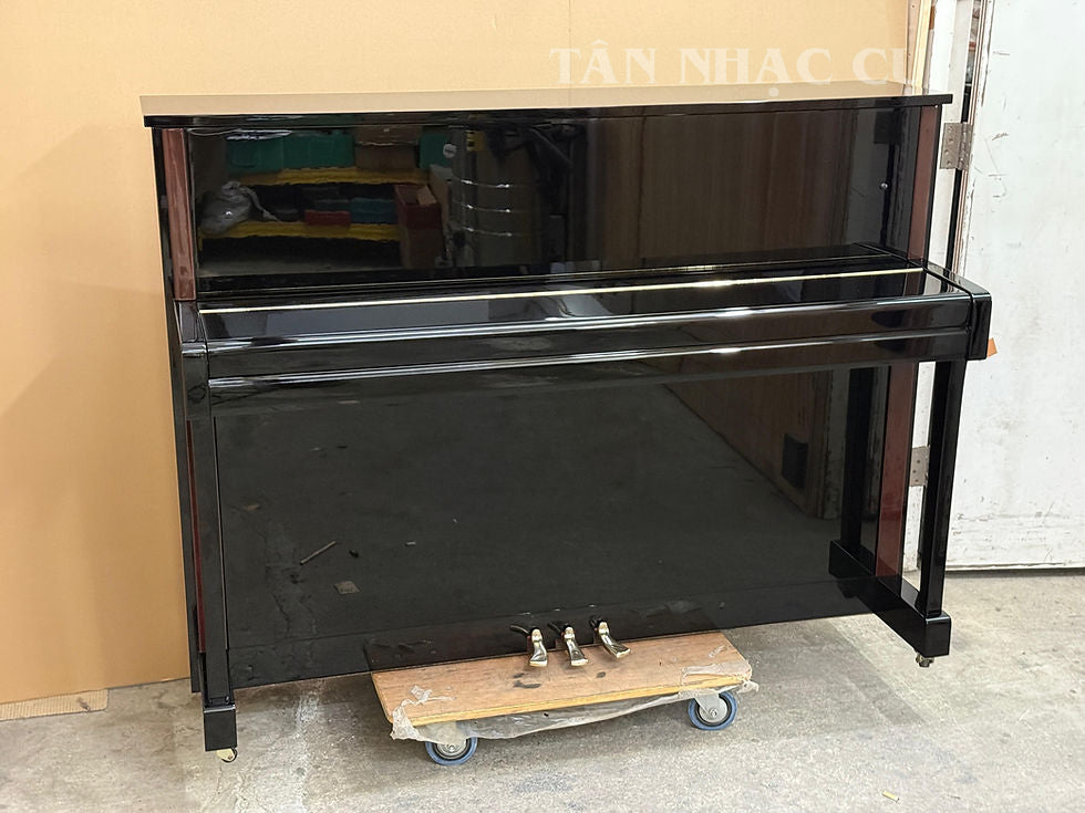 Hình chụp toàn cảnh Đàn piano YAMAHA JX113T màu đen bóng polished ebony với nắp phím đóng tại kho hàng của Tân Nhạc Cụ