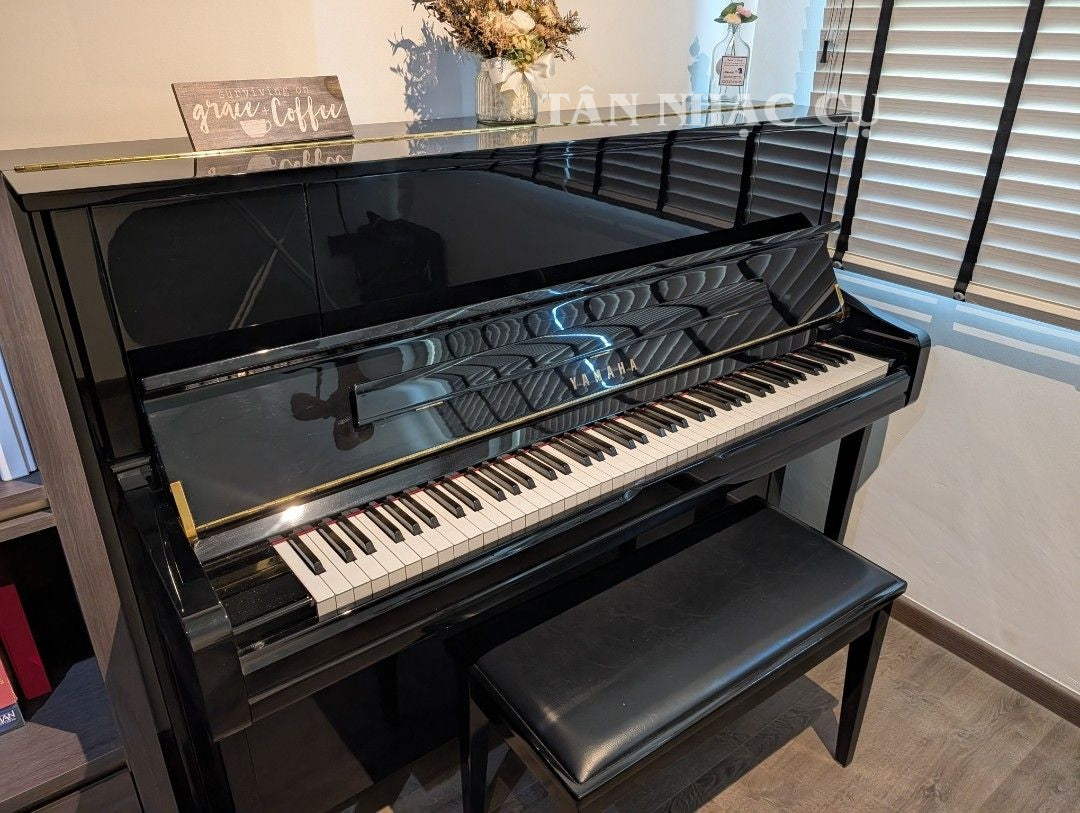 Đàn Piano Yamaha U1J màu đen bóng Polished Ebony tại nhà khách hàng của Tân Nhạc Cụ