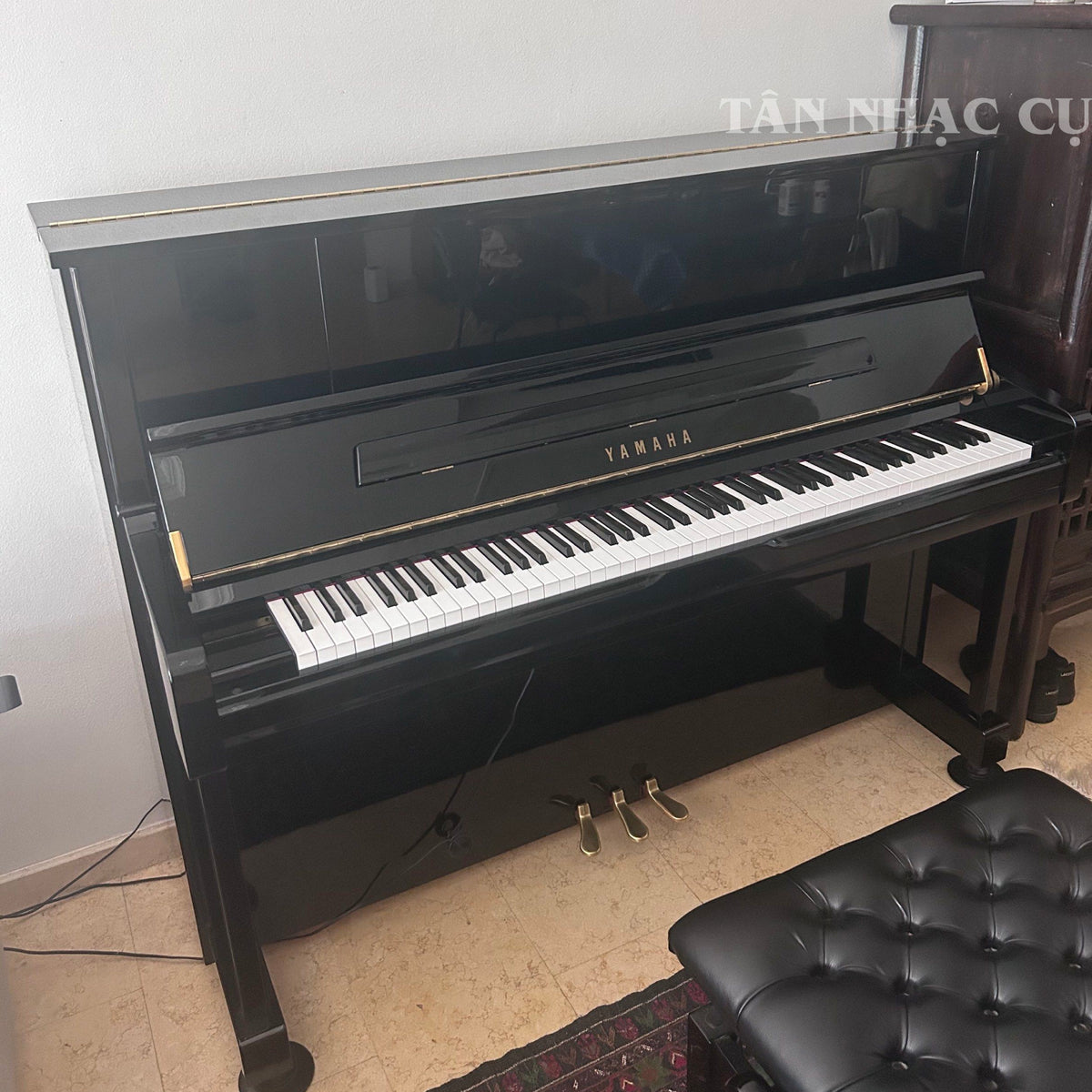 Toàn cảnh đàn piano YAMAHA U1J PE tại nhà khách hàng của Tân Nhạc Cụ
