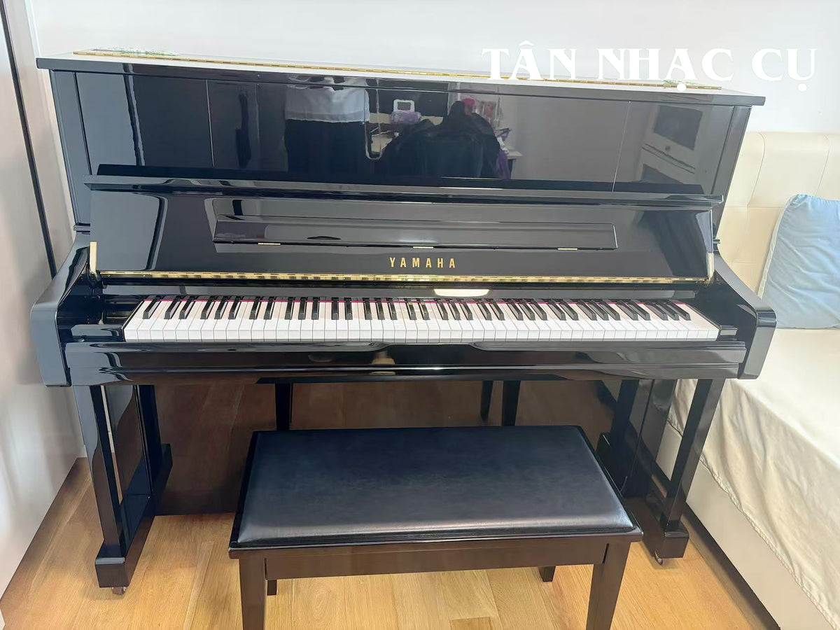 Bàn giao đàn piano YAMAHA U1J PE cho khách hàng của Tân Nhạc Cụ, ảnh toàn cảnh cây đàn tại nhà khách
