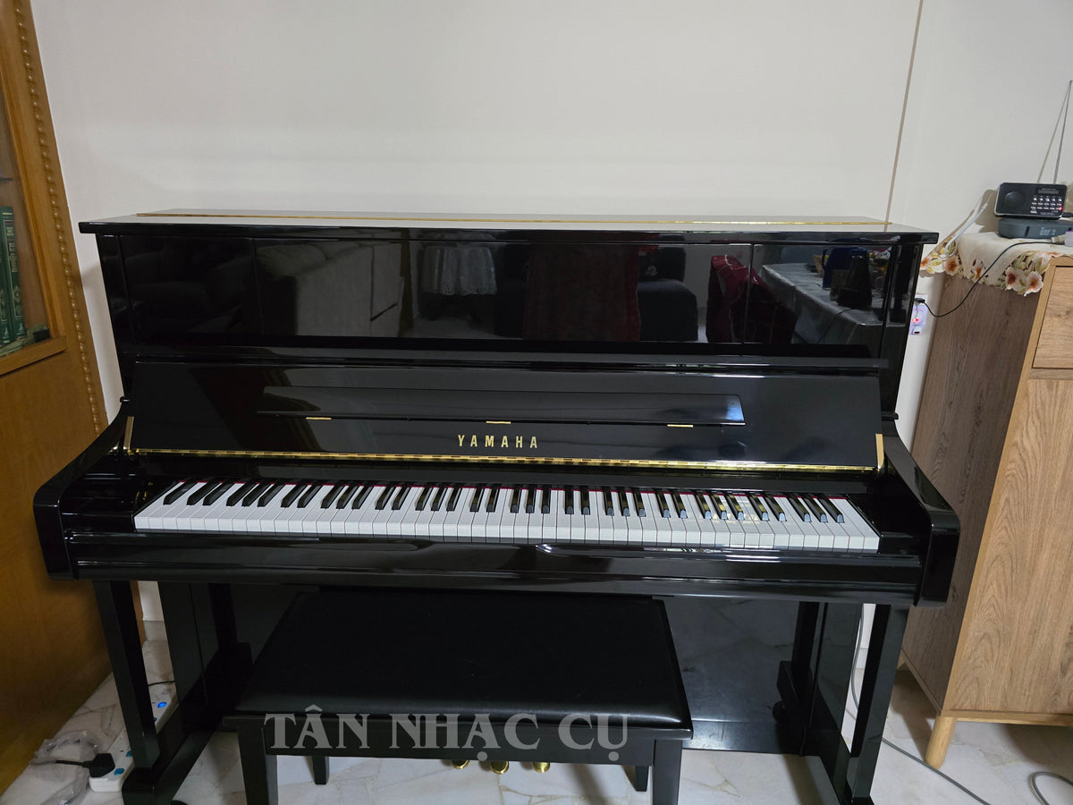Toàn cảnh cây đàn piano YAMAHA U1J PE chính hãng, mới nguyên hộp, bàn giao cho khách tại nhà