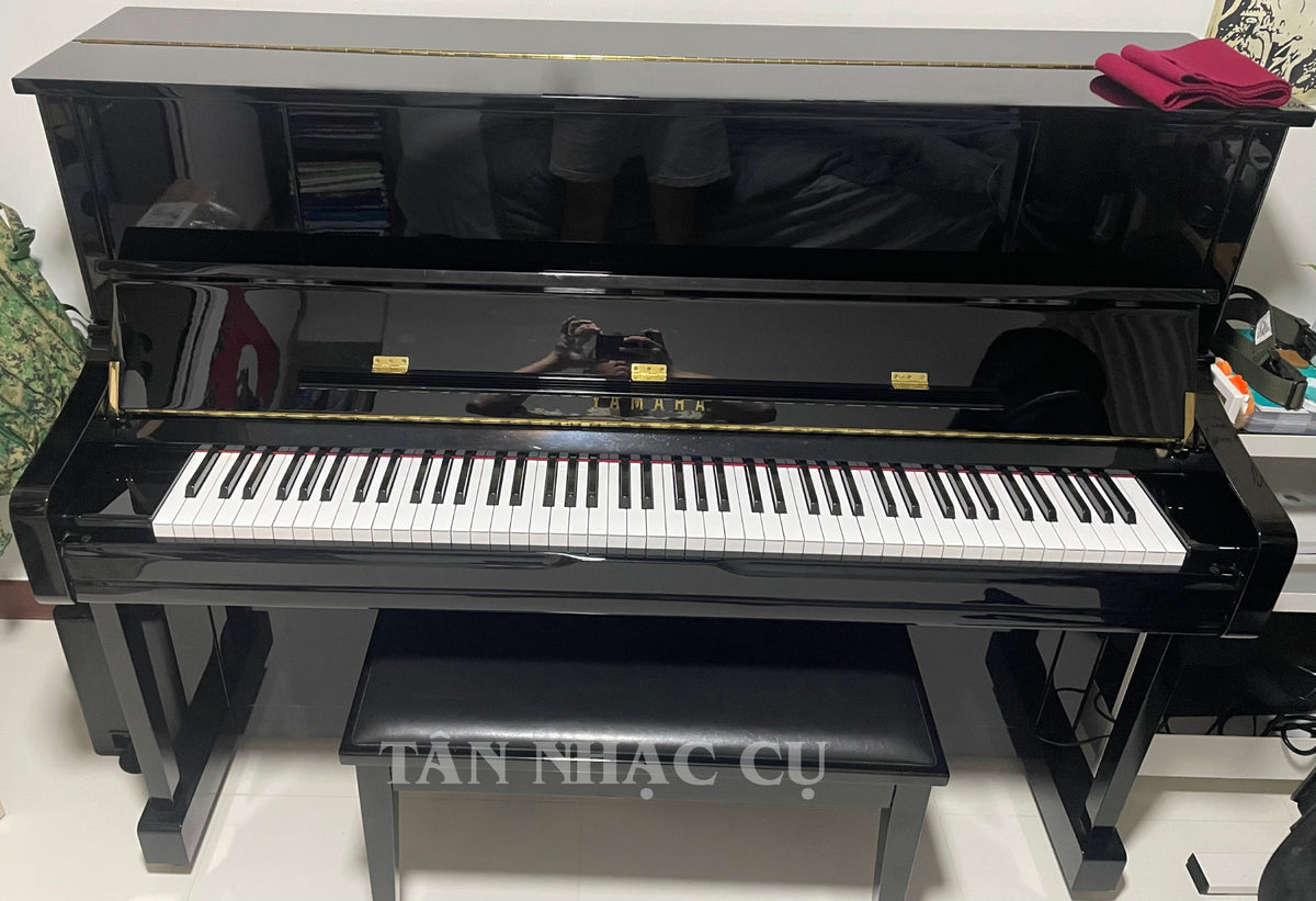 Bàn giao đàn piano YAMAHA U1J PE cho khách hàng, màu đen bóng sang trọng, quý tộc