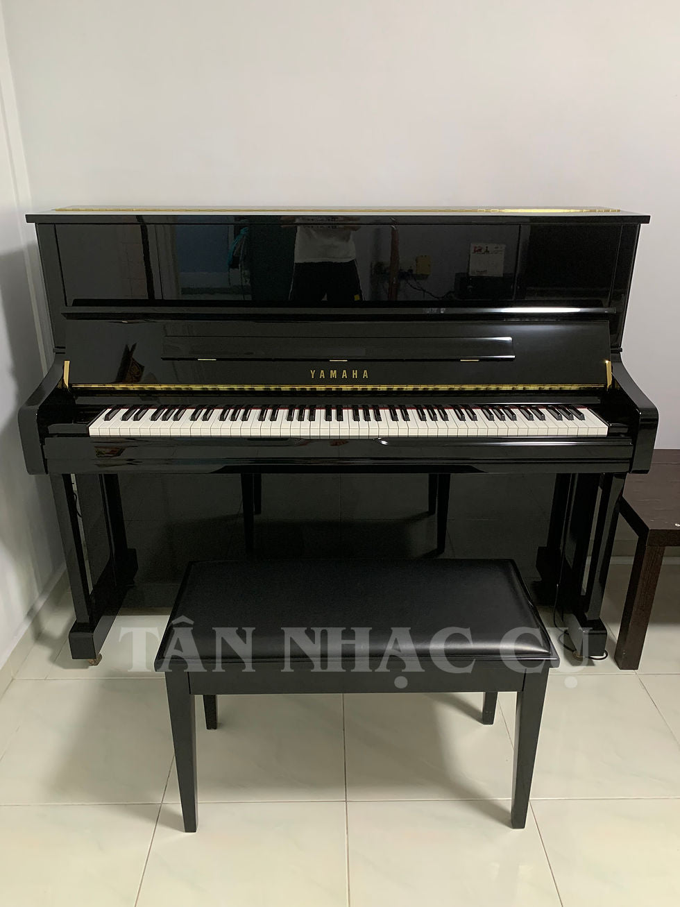 Bàn giao đàn Piano YAMAHA U1J PE cho khách, màu đen bóng, ảnh toàn cảnh đàn và ghế