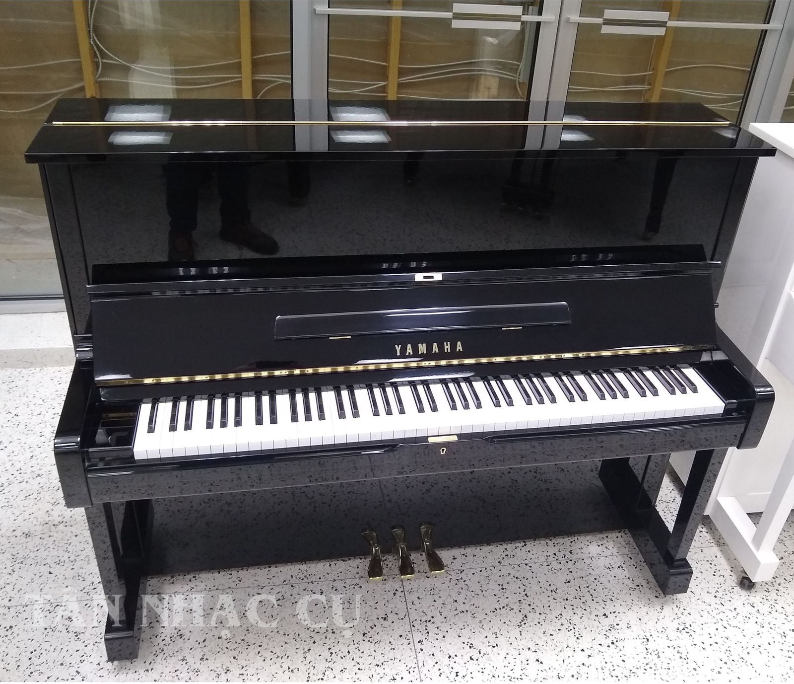 Hình ảnh Yamaha U1 Polished Ebony tại showroom Tân Nhạc Cụ, đàn trưng bày, khi sẽ lấy đàn nguyên hộp, giá tốt nhất thị trường