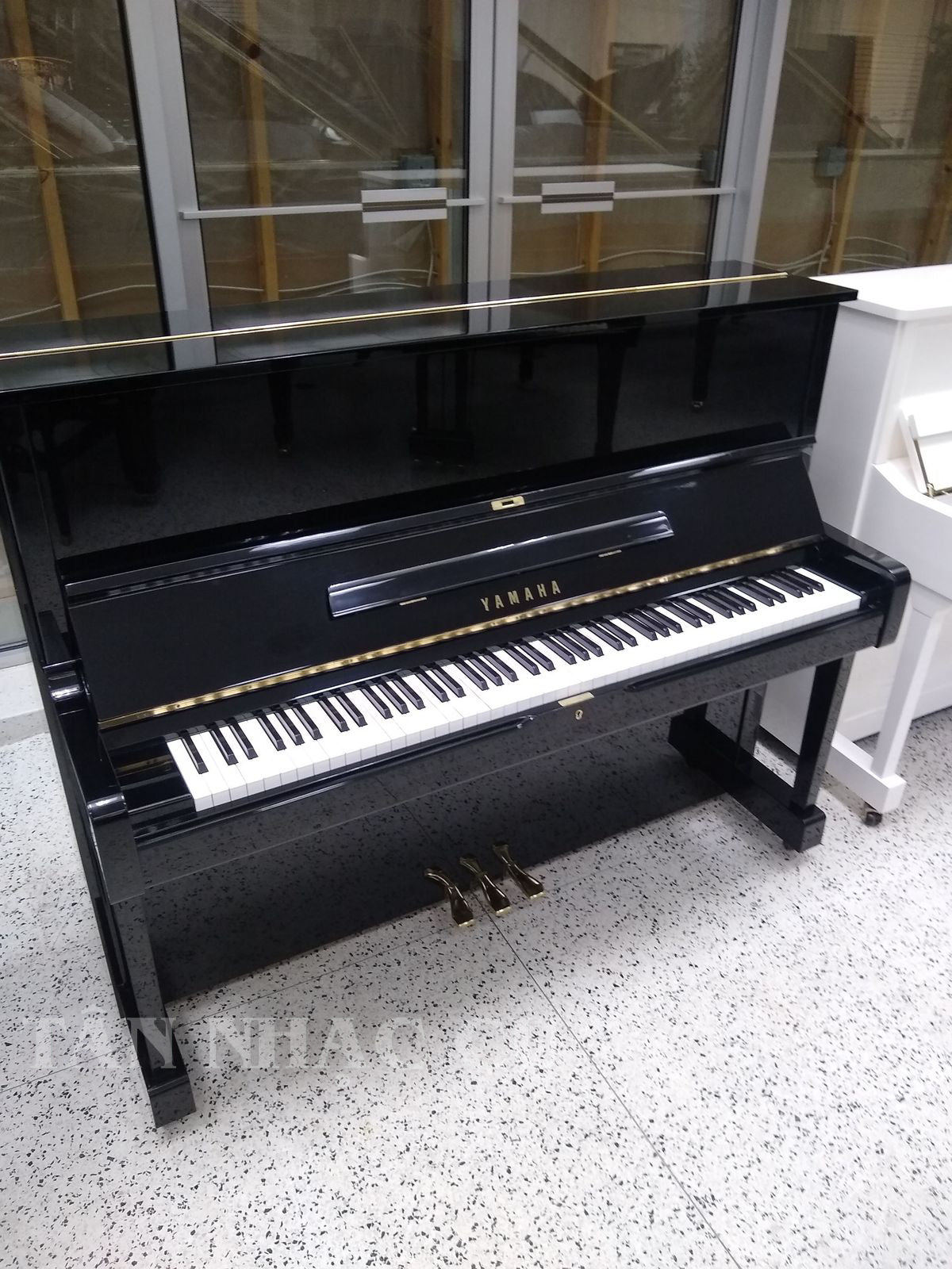 Hình ảnh Yamaha U1 Polished Ebony tại showroom Tân Nhạc Cụ, đàn trưng bày, khi sẽ lấy đàn nguyên hộp, giá tốt nhất thị trường