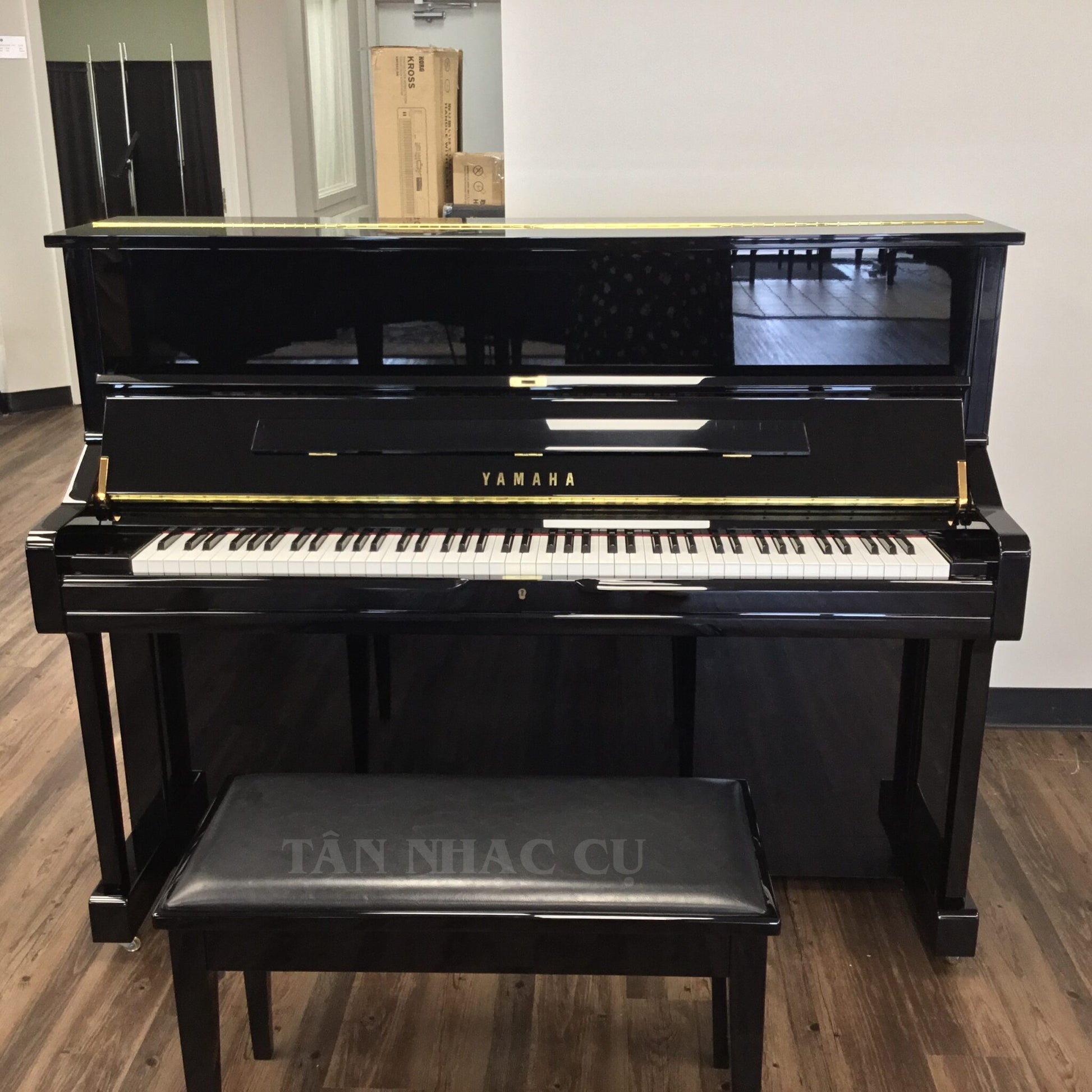 Hình ảnh Yamaha U1 Polished Ebony tại showroom Tân Nhạc Cụ, đàn trưng bày, khi sẽ lấy đàn nguyên hộp, giá tốt nhất thị trường