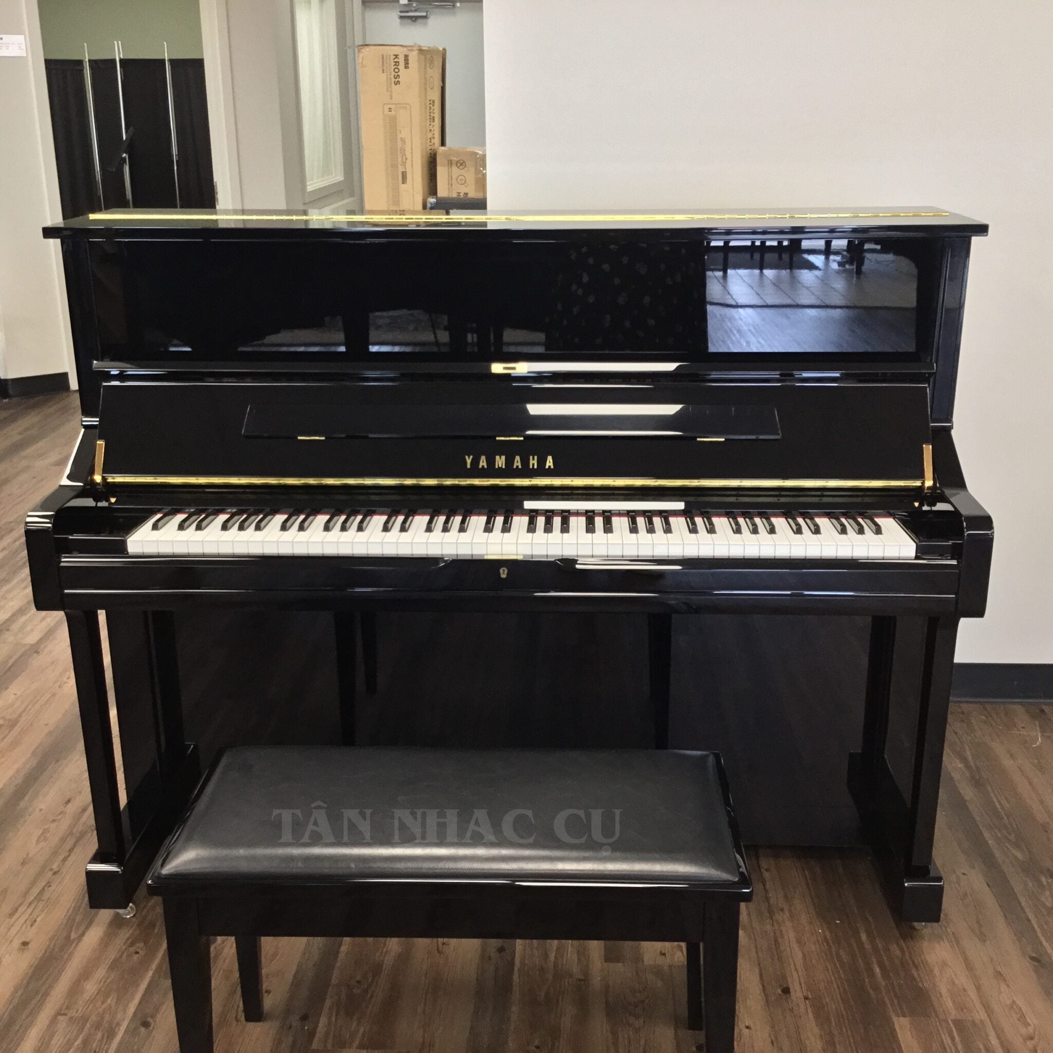 Hình ảnh Yamaha U1 Polished Ebony tại showroom Tân Nhạc Cụ, đàn trưng bày, khi sẽ lấy đàn nguyên hộp, giá tốt nhất thị trường