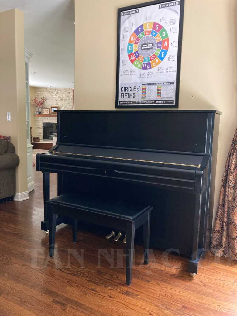 Hình ảnh Yamaha U1 Polished Ebony tại nhà khách hàng của Tân Nhạc Cụ, sản phẩm bàn giao mới nguyên hộp, giá tốt nhất thị trường