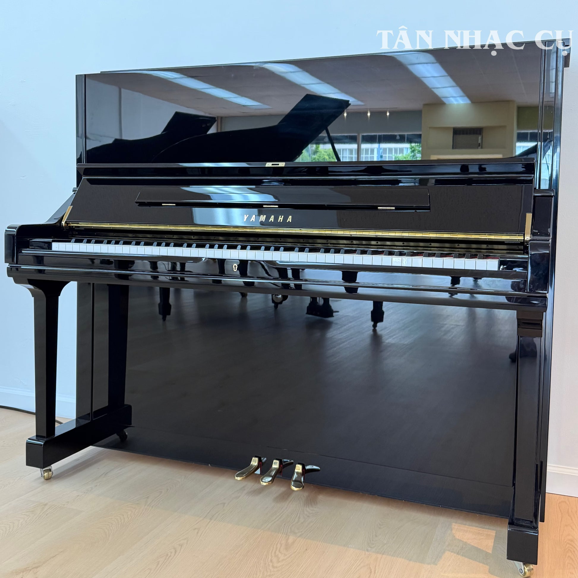 Toàn cảnh đàn piano yamaha u3- piano cơ mới nguyên hộp tại Tân Nhạc Cụ, màu đen bóng (polished white), hàng trưng bày trải nghiệm tại showroom
