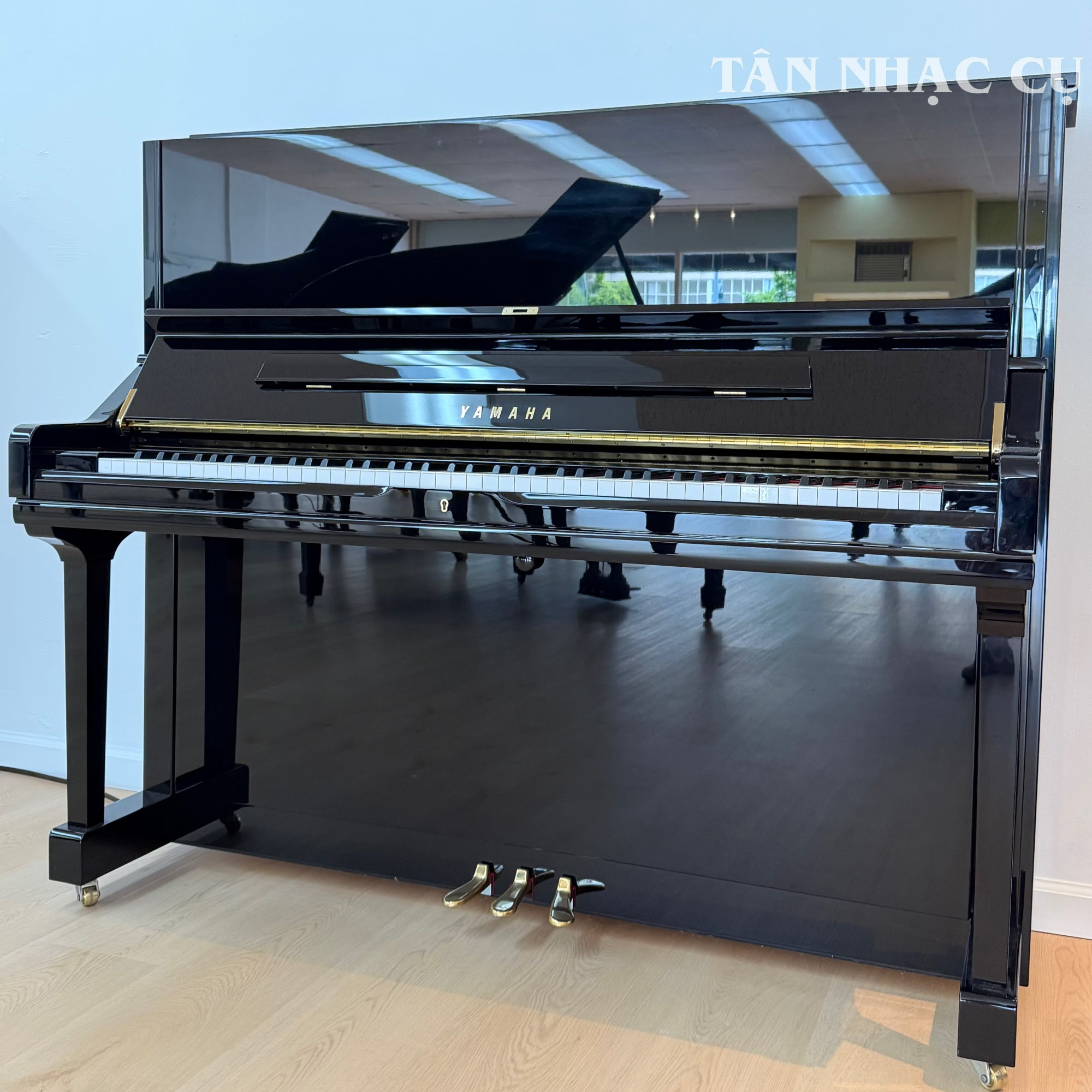 Toàn cảnh đàn piano yamaha u3- piano cơ mới nguyên hộp tại Tân Nhạc Cụ, màu đen bóng (polished white), hàng trưng bày trải nghiệm tại showroom