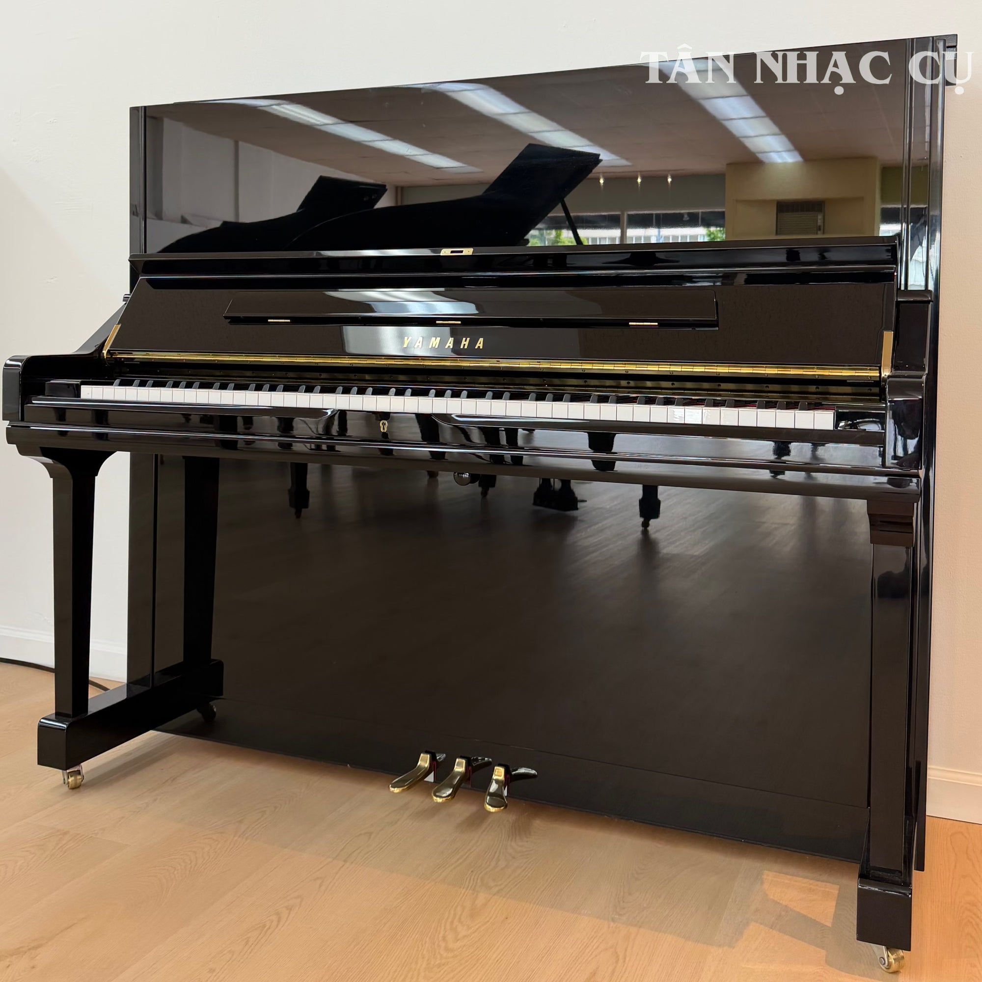 Toàn cảnh đàn piano yamaha u3- piano cơ mới nguyên hộp tại Tân Nhạc Cụ, màu đen bóng (polished white), hàng trưng bày trải nghiệm tại showroom