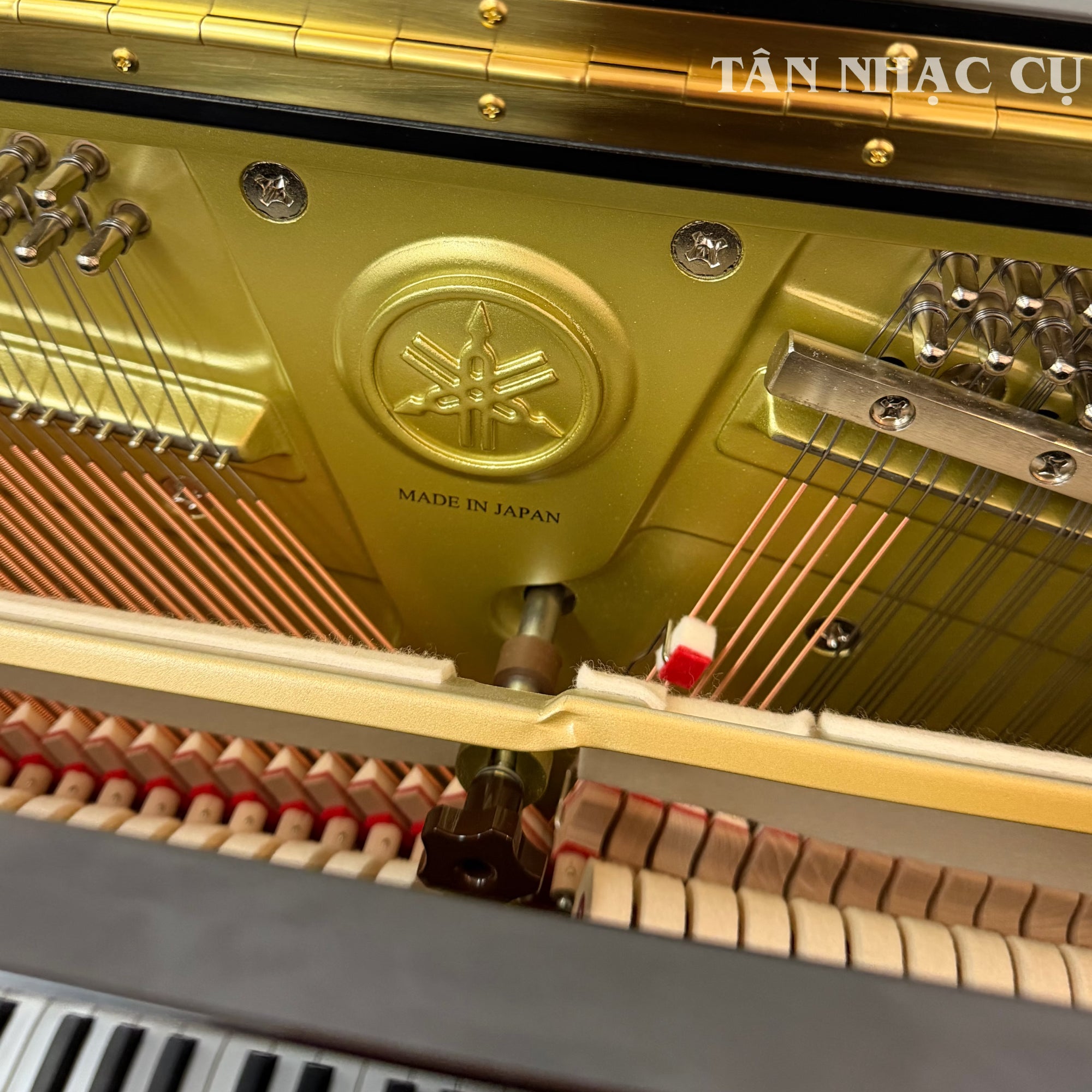 Chữ Made in Japan bên trong bộ máy đddanfpiano YAMHA U3, piano cơ mới nguyên hộp tại Tân Nhạc Cụ