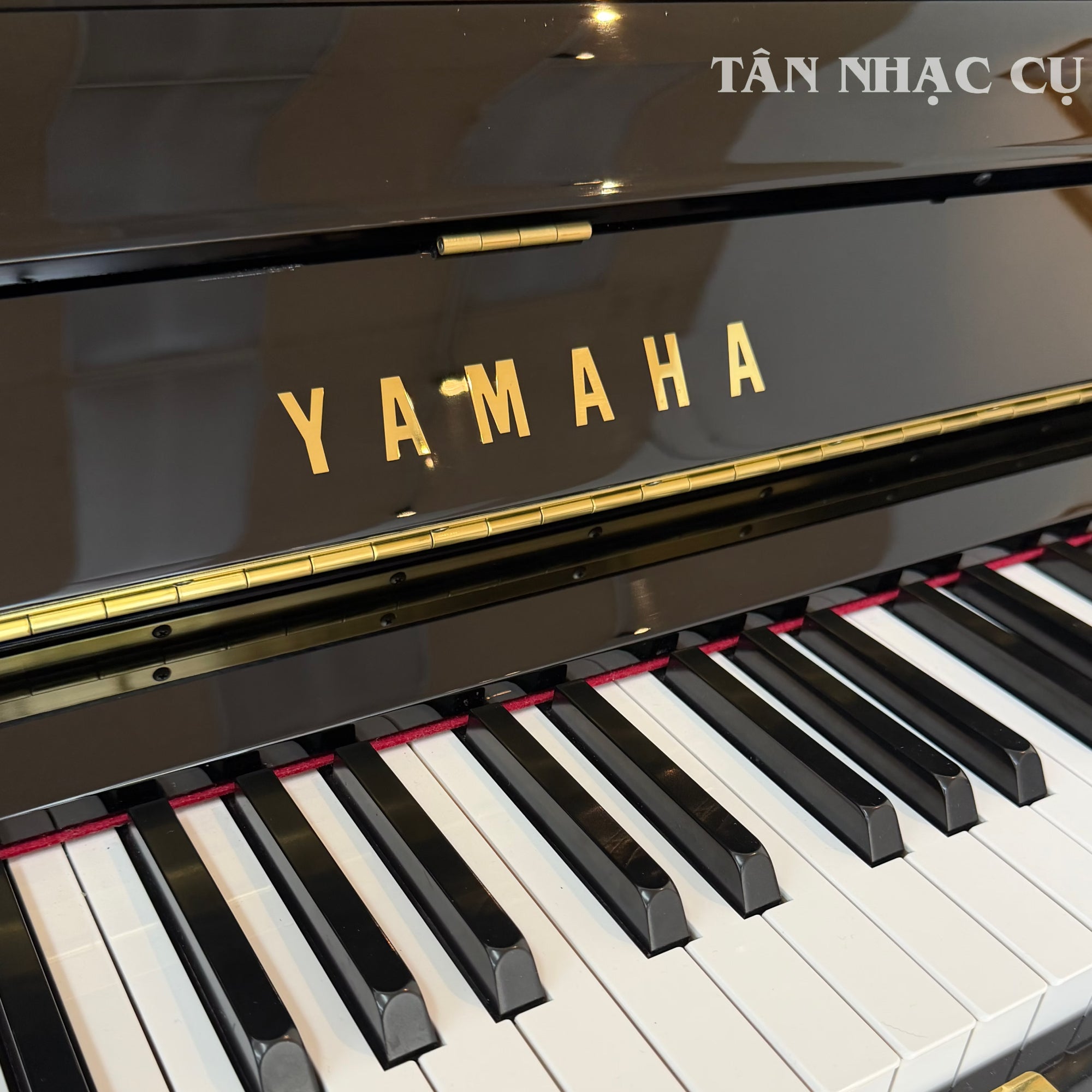 Logo hãng đàn piano yamaha u3- piano cơ mới nguyên hộp tại Tân Nhạc Cụ, màu đen bóng (polished white), hàng trưng bày trải nghiệm tại showroom