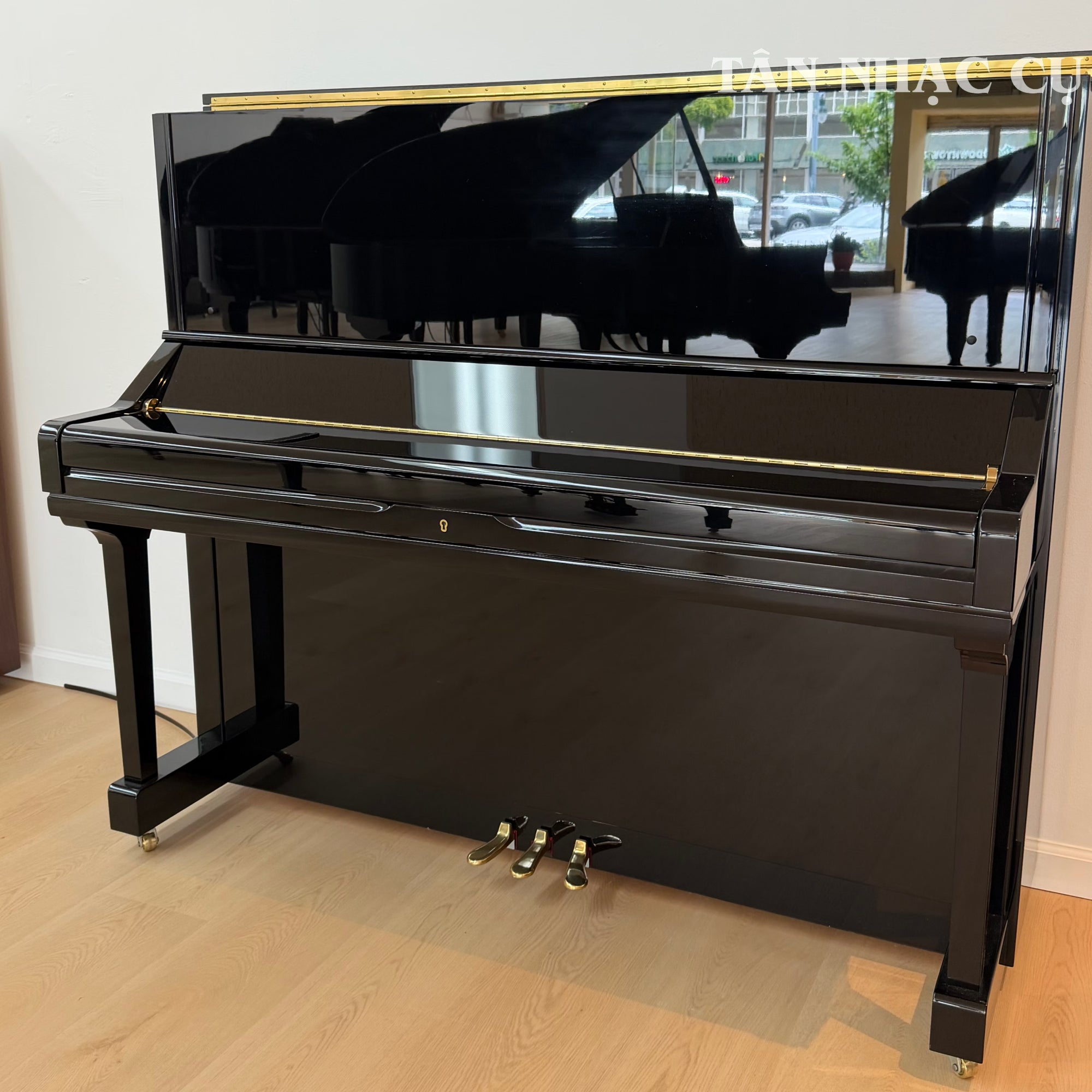 Toàn cảnh đàn piano yamaha u3- piano cơ mới nguyên hộp tại Tân Nhạc Cụ, màu đen bóng (polished white), hàng trưng bày trải nghiệm tại showroom