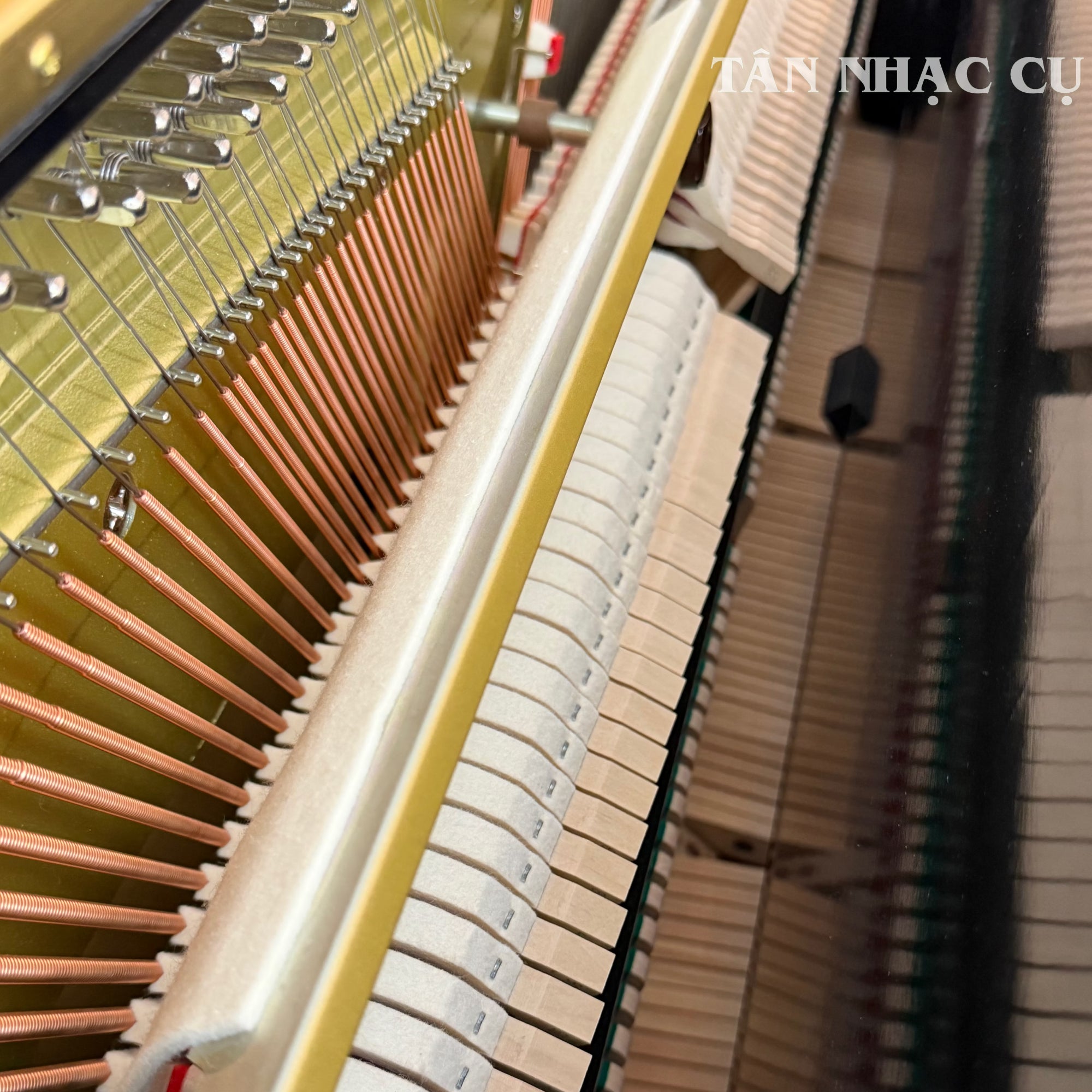 Toàn cảnh bộ máy bên trong đàn piano YAMAHA U3, piano cơ mới nguyên hộp, trưng bày tại showroom Tân Nhạc Cụ