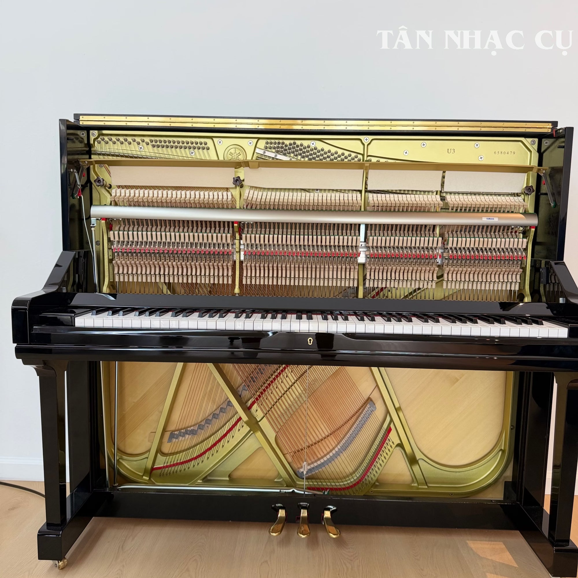 Chụp toàn cảnh bộ máy bên trong đàn piano yamaha u3- piano cơ mới nguyên hộp tại Tân Nhạc Cụ, màu đen bóng (polished white), hàng trưng bày trải nghiệm tại showroom