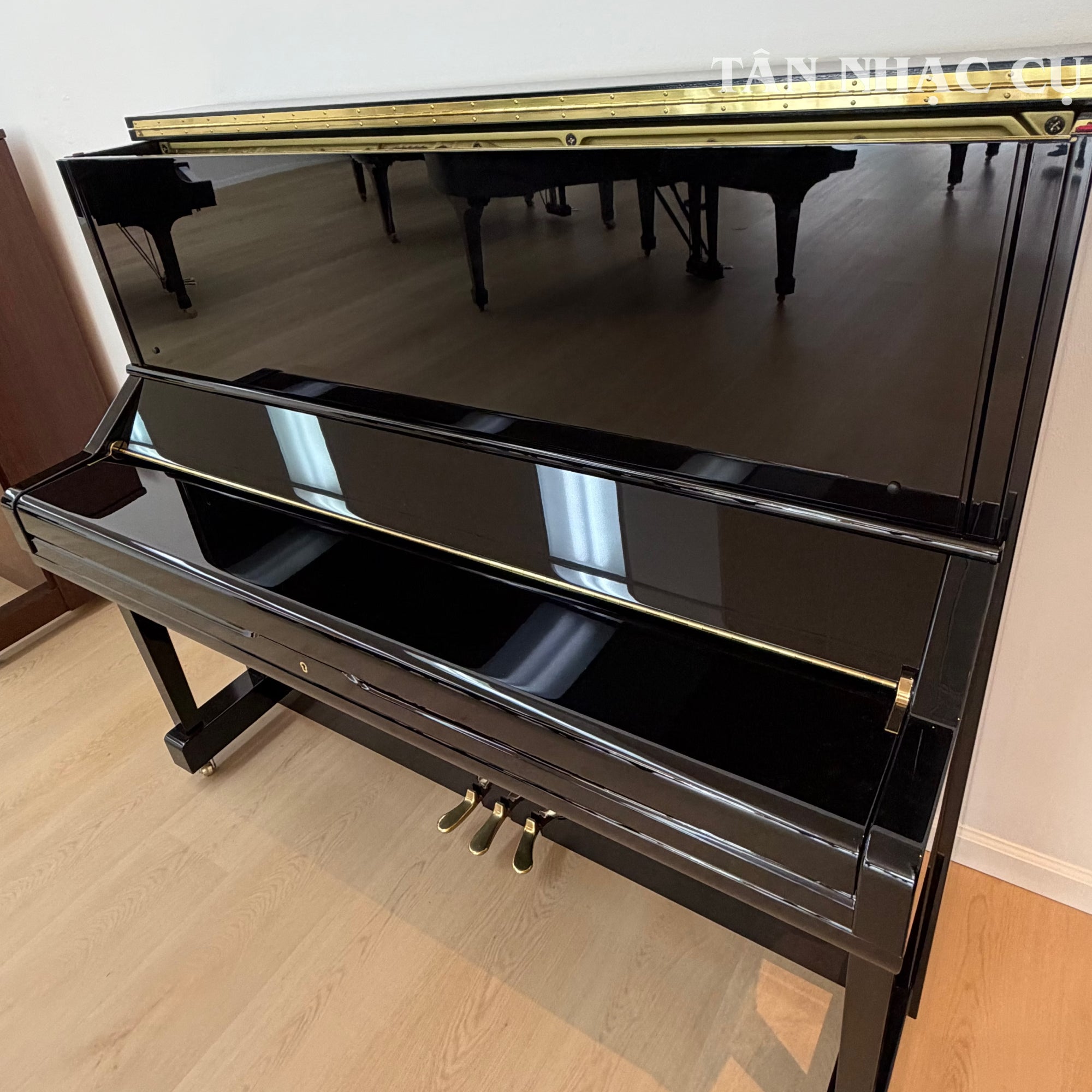 Chụp từ phía trên xuống đàn piano yamaha u3- piano cơ mới nguyên hộp tại Tân Nhạc Cụ, màu đen bóng (polished white), hàng trưng bày trải nghiệm tại showroom