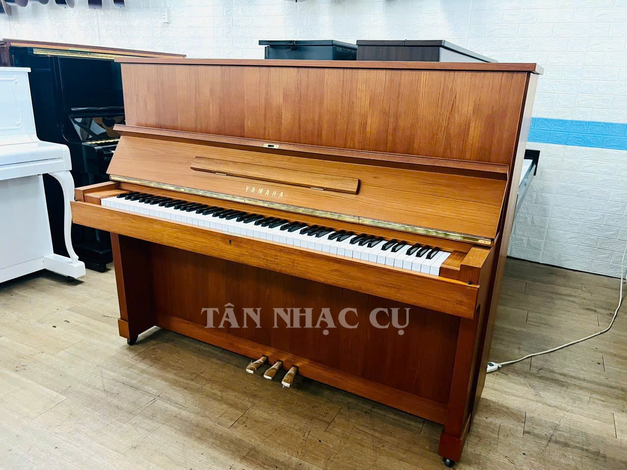 Yamaha W103 Piano