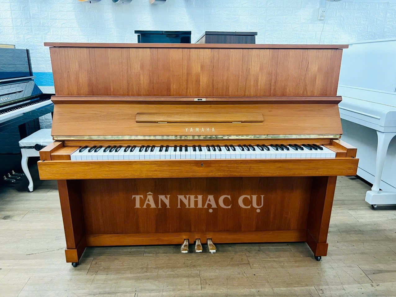 Yamaha W103 Piano