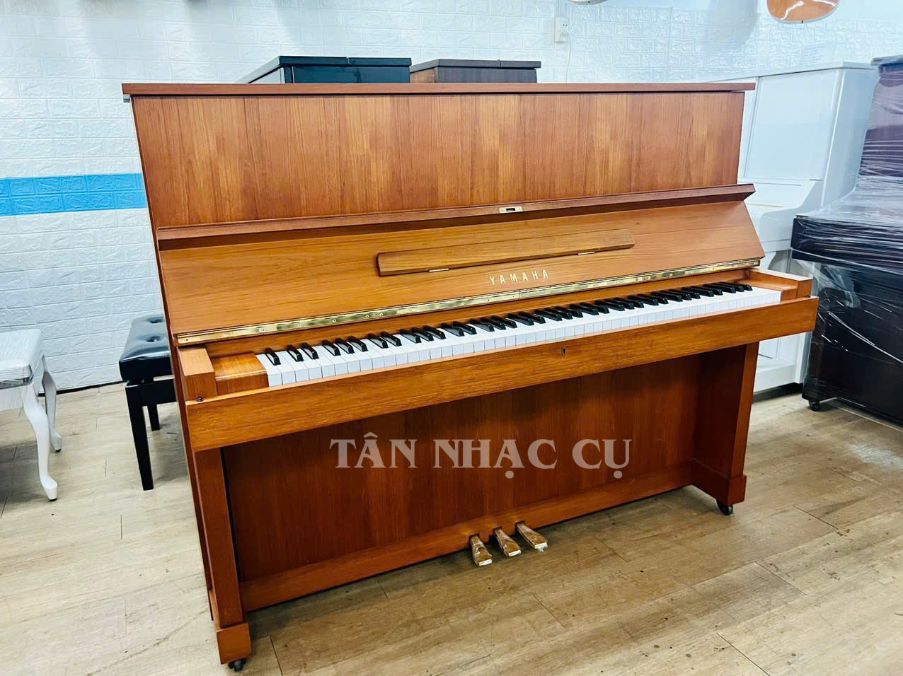 Yamaha W103 Piano