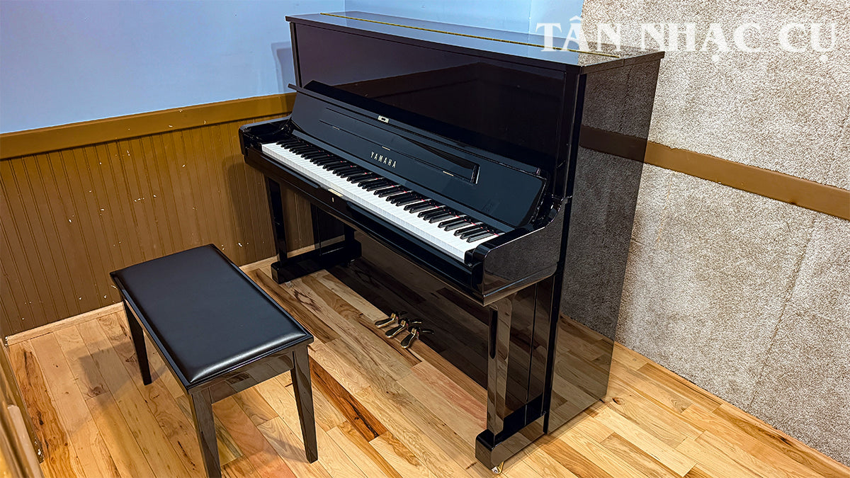 Chụp góc nghiêng và toàn cảnh đàn piano YAMAHA YUS1 cùng với ghế đàn đi kèm