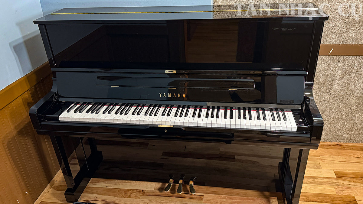 Toàn cảnh đàn piano YAMAHA YUS1 màu đen bóng polished ebony trưng bày tại showroom Tân Nhạc Cụ, hình đàn chụp thật