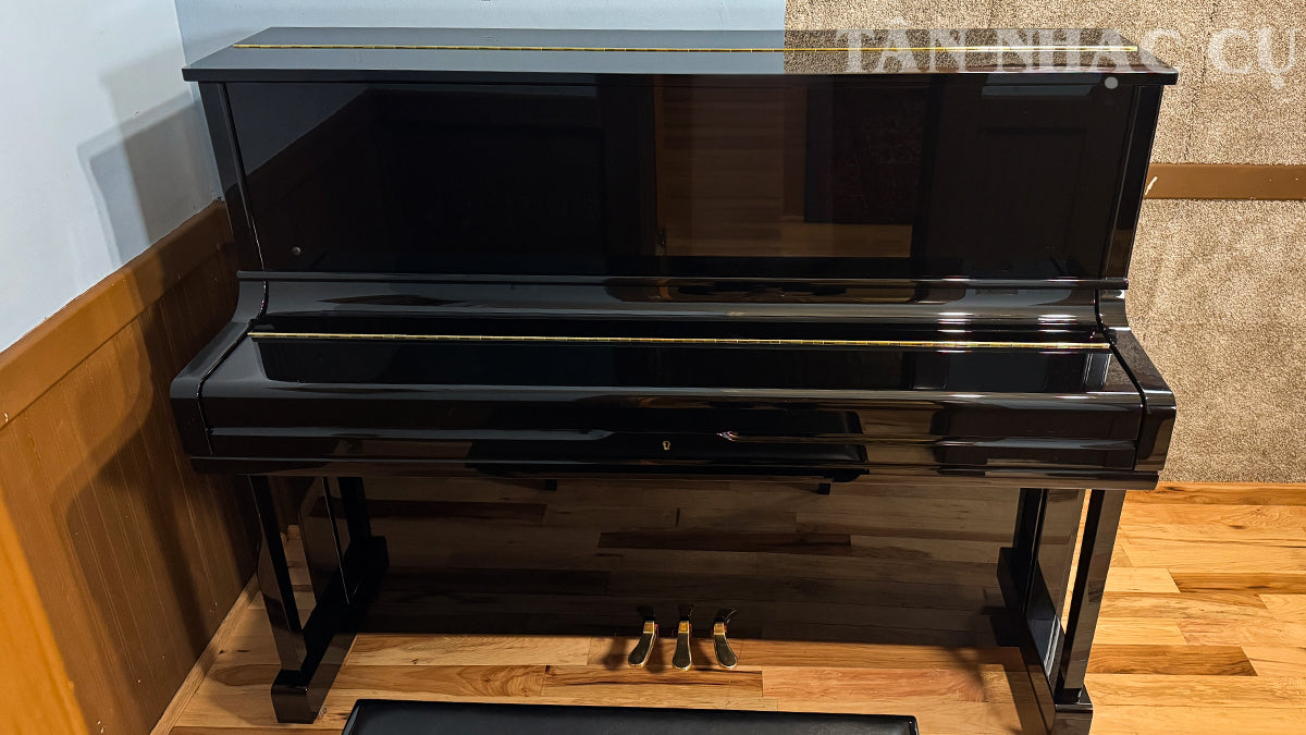 Toàn cảnh đàn piano YAMAHA YUS1 màu đen bóng polished ebony với nắp đàn đóng trưng bày tại showroom Tân Nhạc Cụ, hình đàn chụp thật