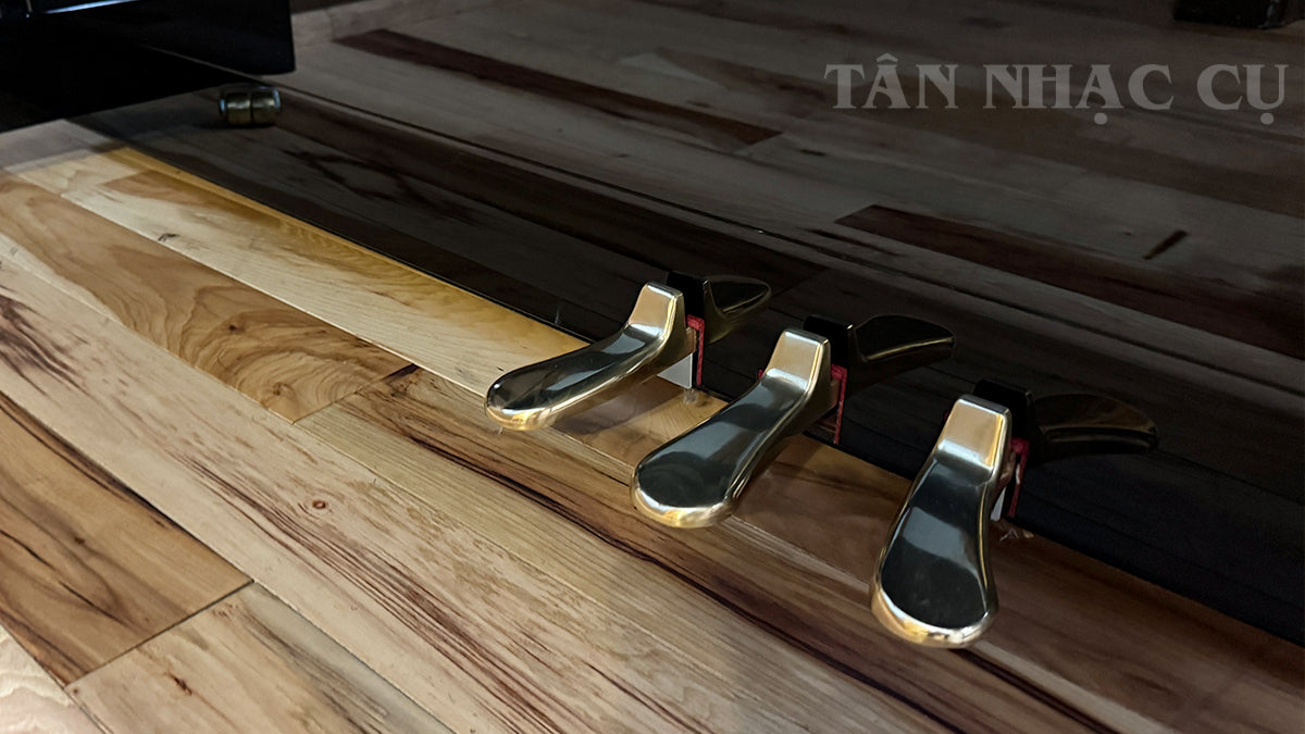 Chụp cận cảnh pedal đàn piano YAMAHA YUS1 màu đen bóng polished ebony trưng bày tại showroom Tân Nhạc Cụ, hình đàn chụp thật