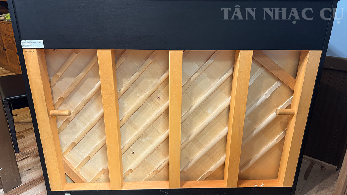 Ảnh sau lưng đàn piano YAMAHA YUS1 với bộ soundboard gỗ vân sam nguyên tấm, đàn trưng bày tại showroom Tân Nhạc Cụ, hình đàn chụp thật