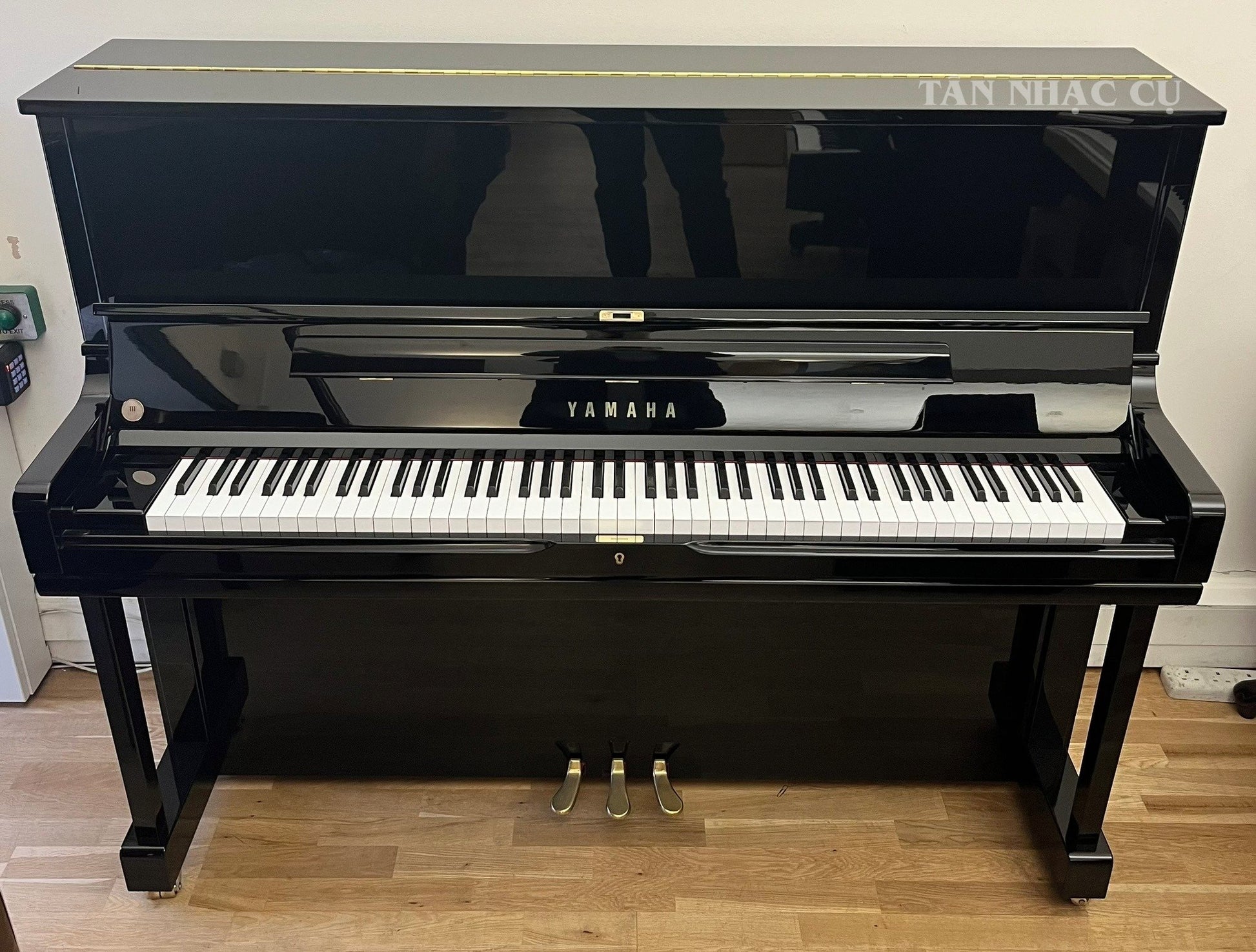 Toàn cảnh đàn piano YAMAHA YUS1 với nắp đàn mở tại nhà khách hàng của TÂN NHẠC CỤ, đàn mới nguyên hộp, chính hãng, vô cùng đẹp và sang trọng