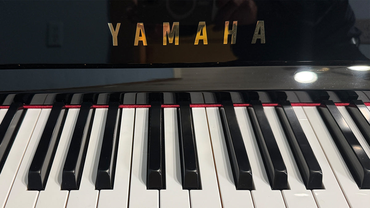 Cận cảnh logo yamaha của đàn piano YAMAHA YUS1 tại showroom Tân Nhạc Cụ